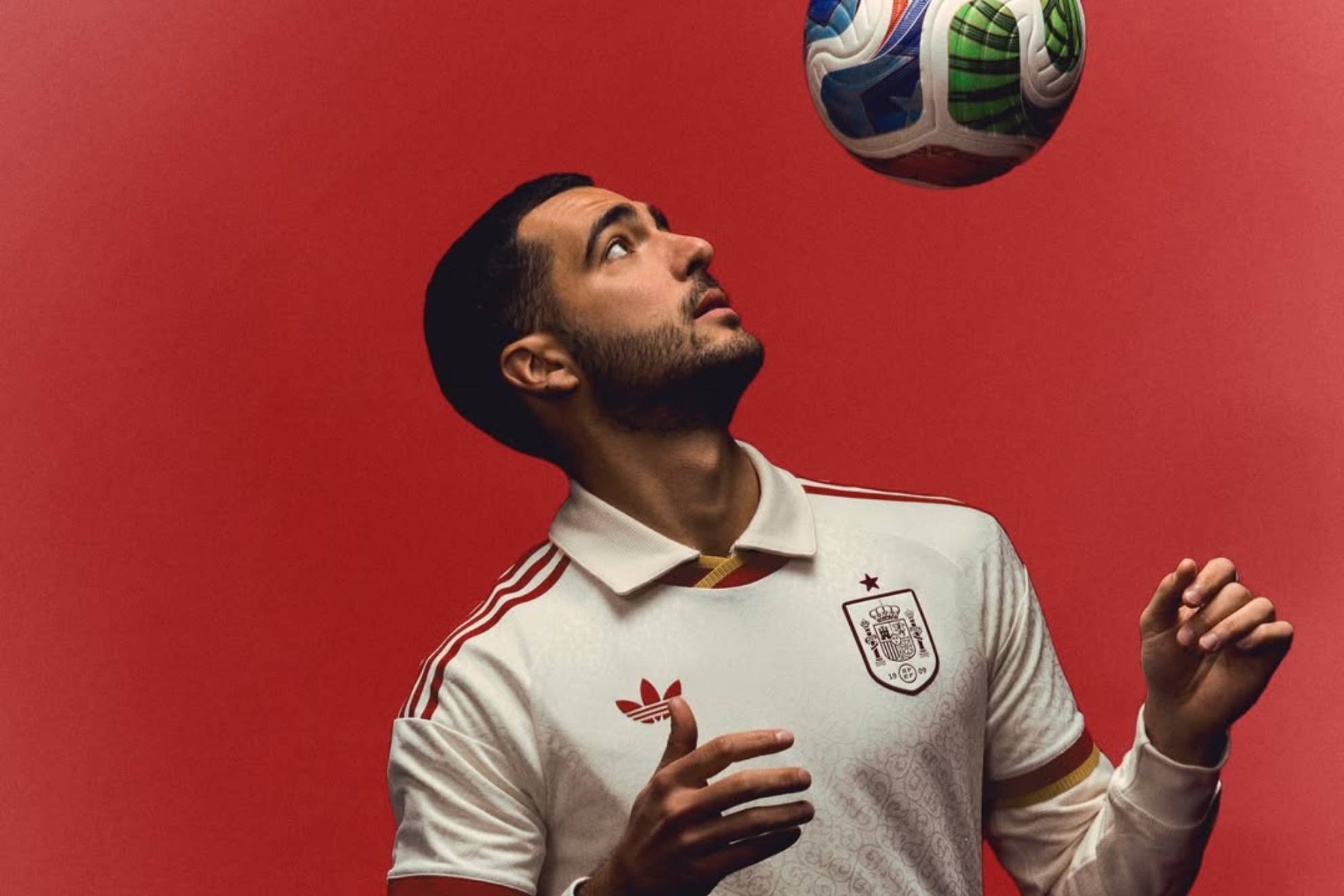 Mikel Merino, con la segunda equipación de España.
