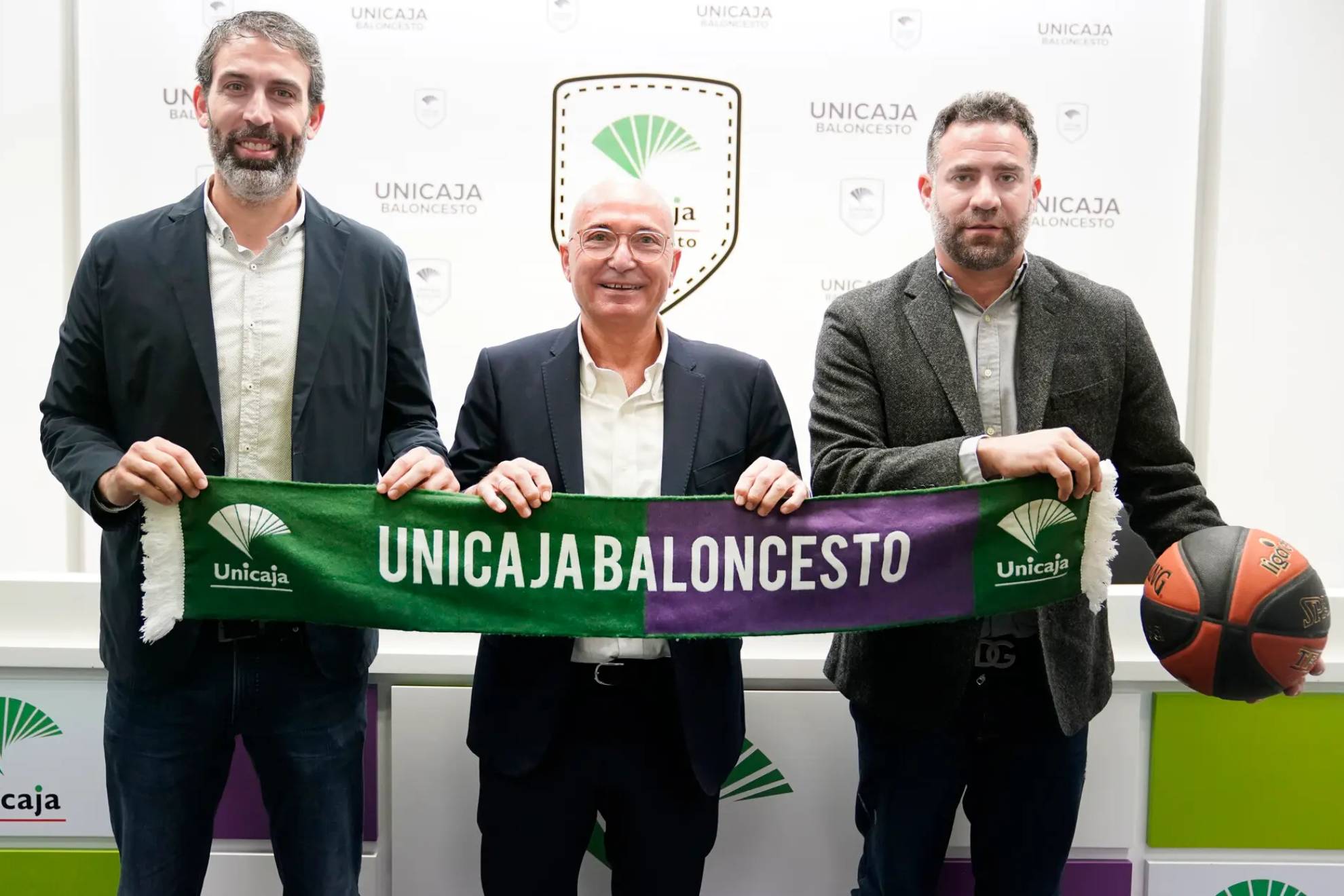 Berni Rodríguez, Antonio Jesús López Nieto y Carlos Cabezas posan con una bufanda del Unicaja.