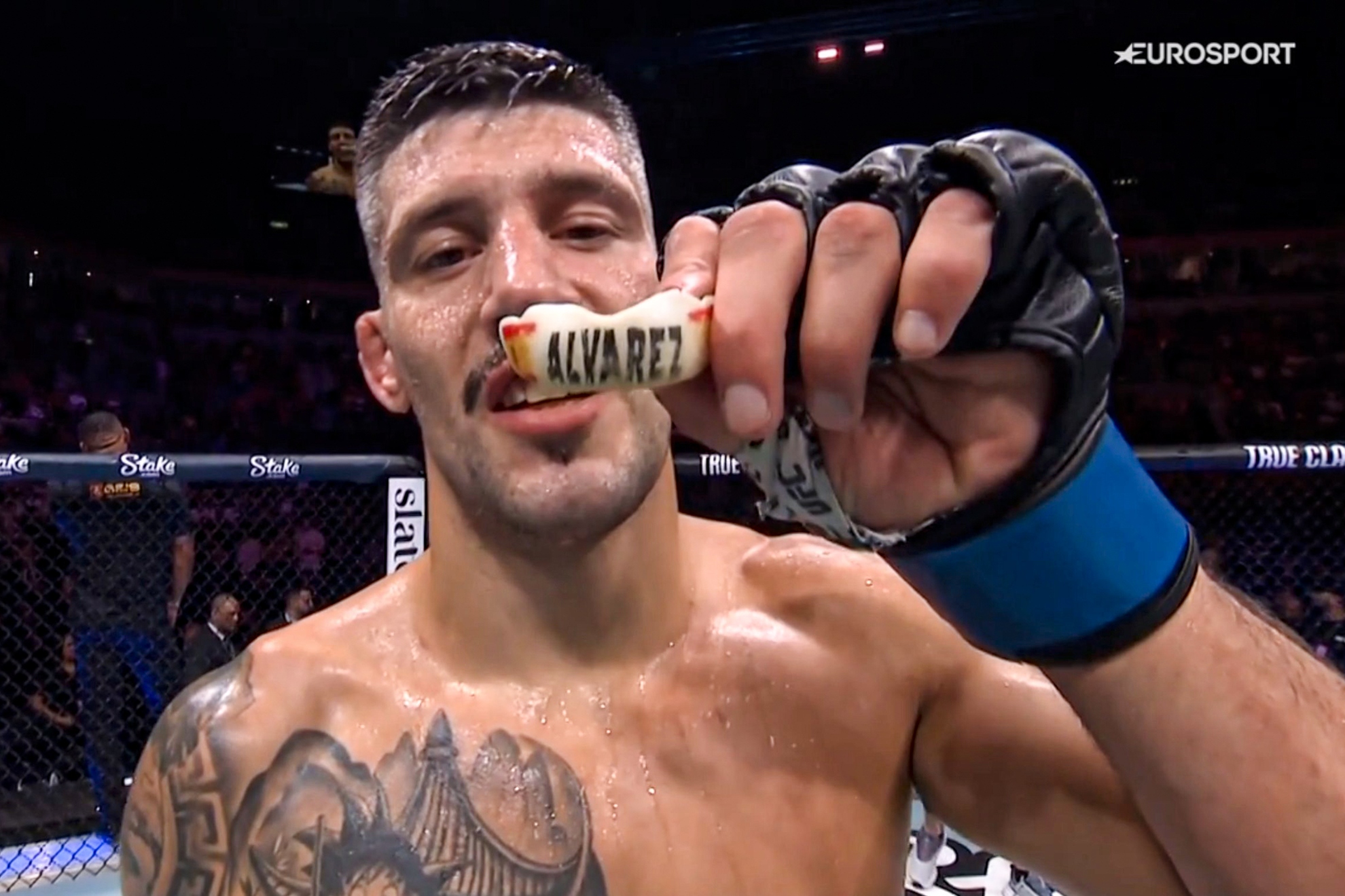 Joel Álvarez celebra una victoria en UFC.