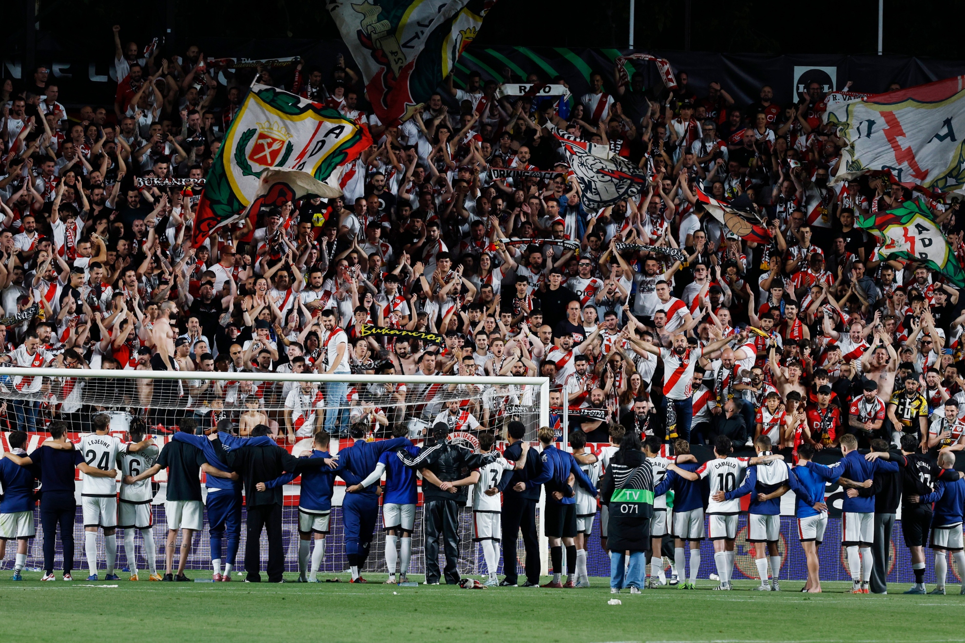 Los jugadores del Rayo, frente a su afición en el partido de ida de la Conference.