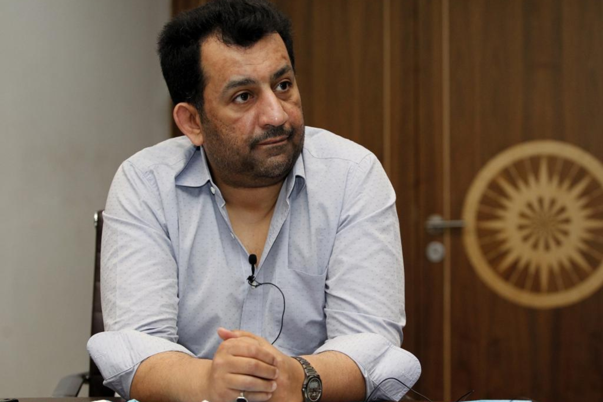 Al Thani, muy pensativo durante una entrevista con MARCA.