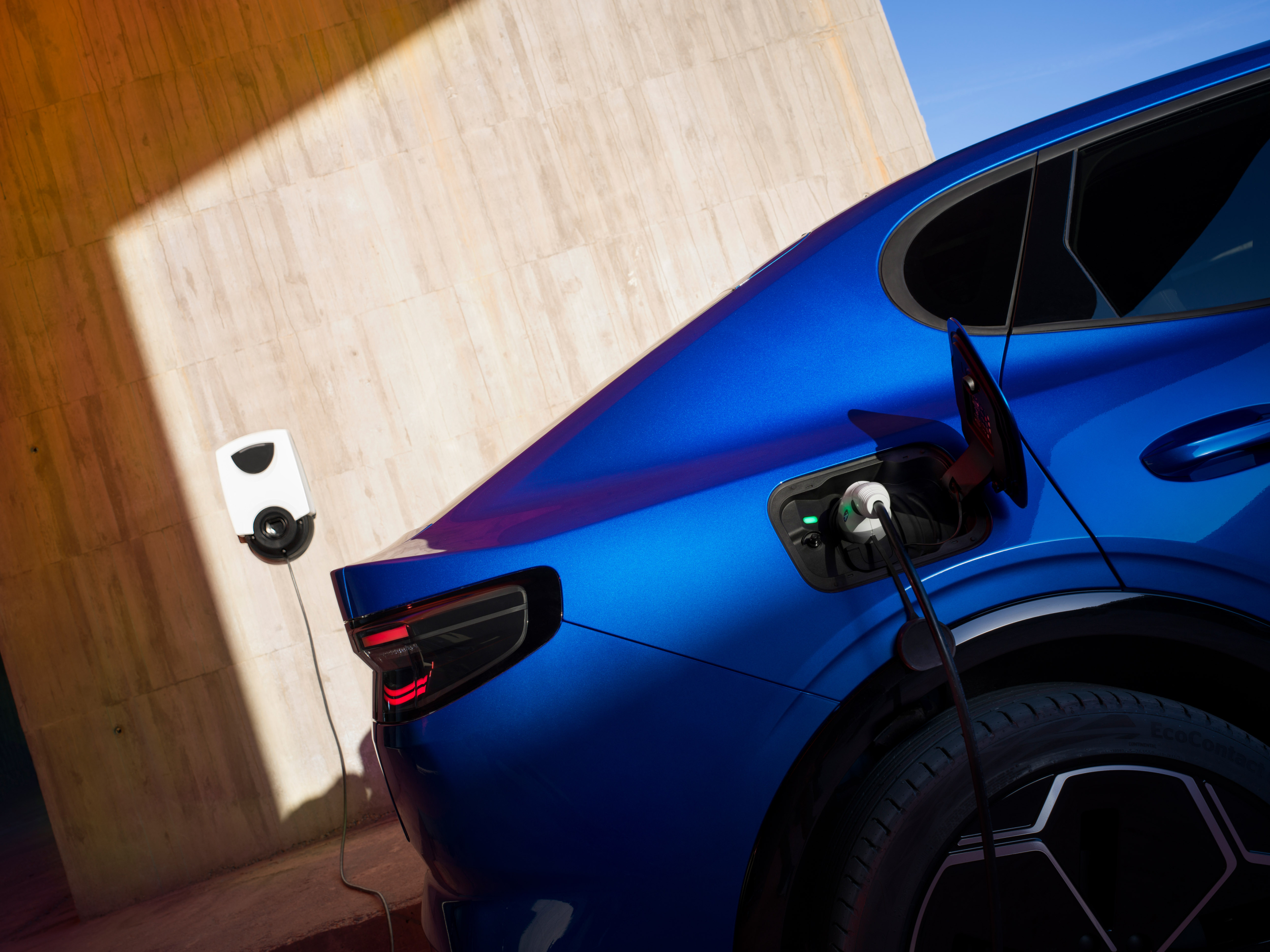 Los coches electrificados siguen ganando peso en España