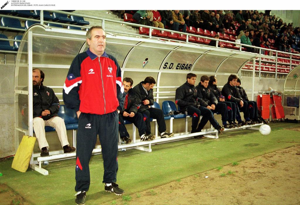 Alfonso Barasoain, en el banquillo del Eibar a finales de los ochenta