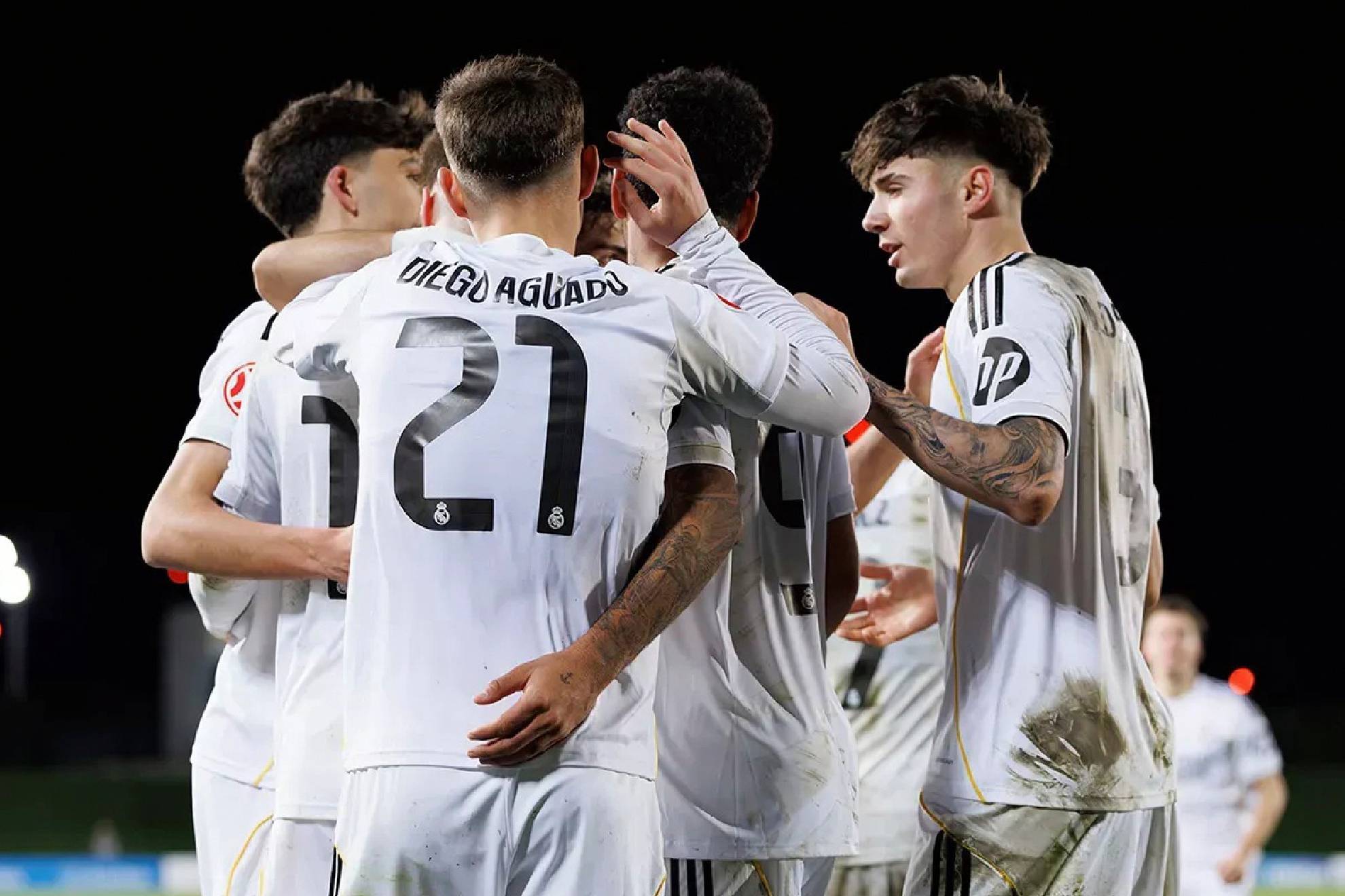 Los jugadores del Real Madrid Castilla celebran la victoria 1-2 ante el Dinamo Zagreb