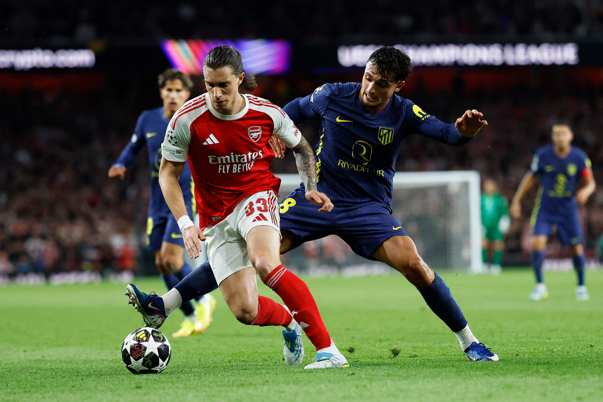 Pubill arrebata la pelota a Riccardo Calafiori en una de las muchas buenas acciones defensivas que realizó ante el Arsenal. CHEMA REY