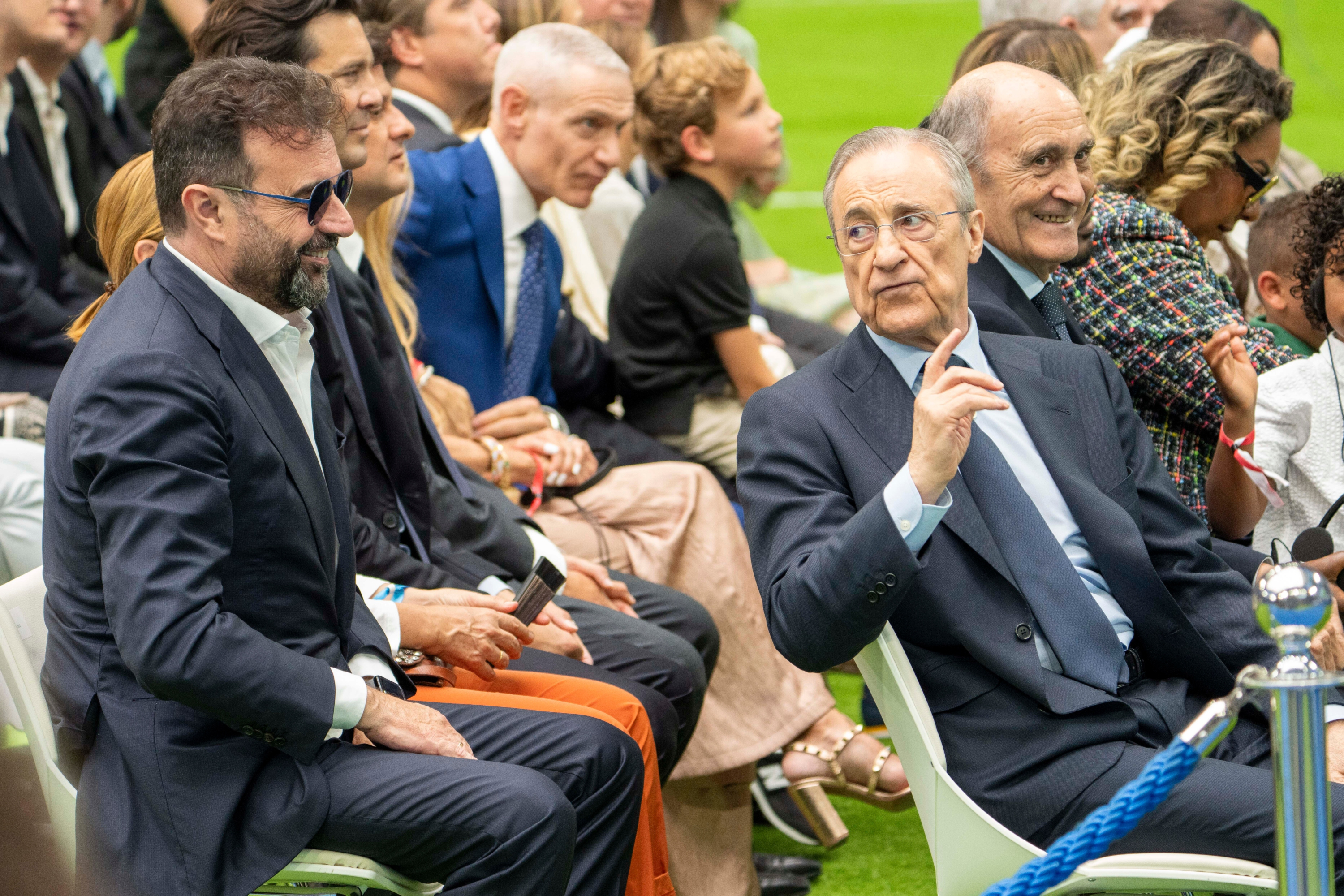 José Ángel Sánchez y Florentino Pérez, durante un acto en el Bernabéu