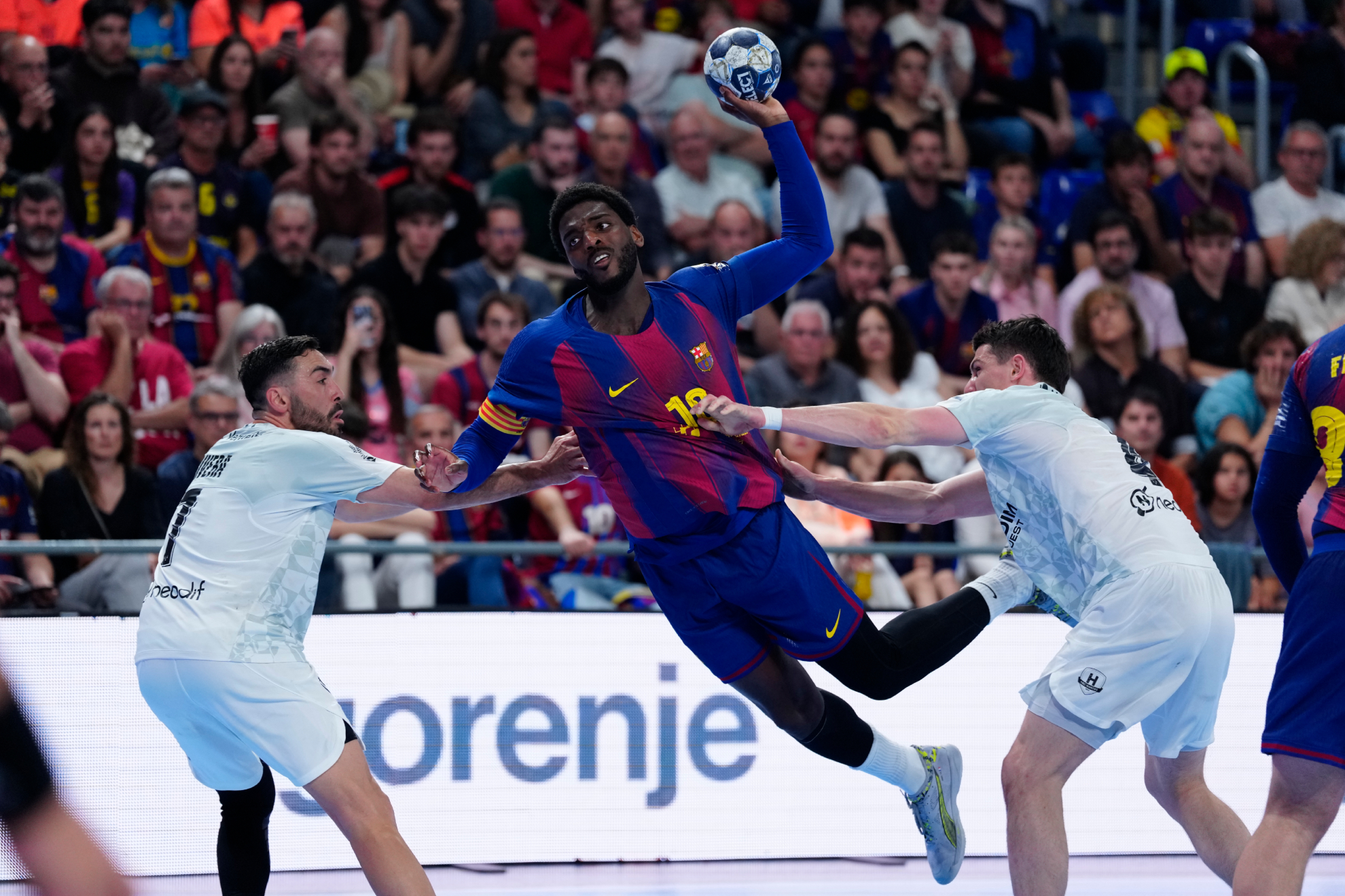 El lateral francés del Barça Dika Mem lanza ante los jugadores del Nantes Valero Rivera y Minne.