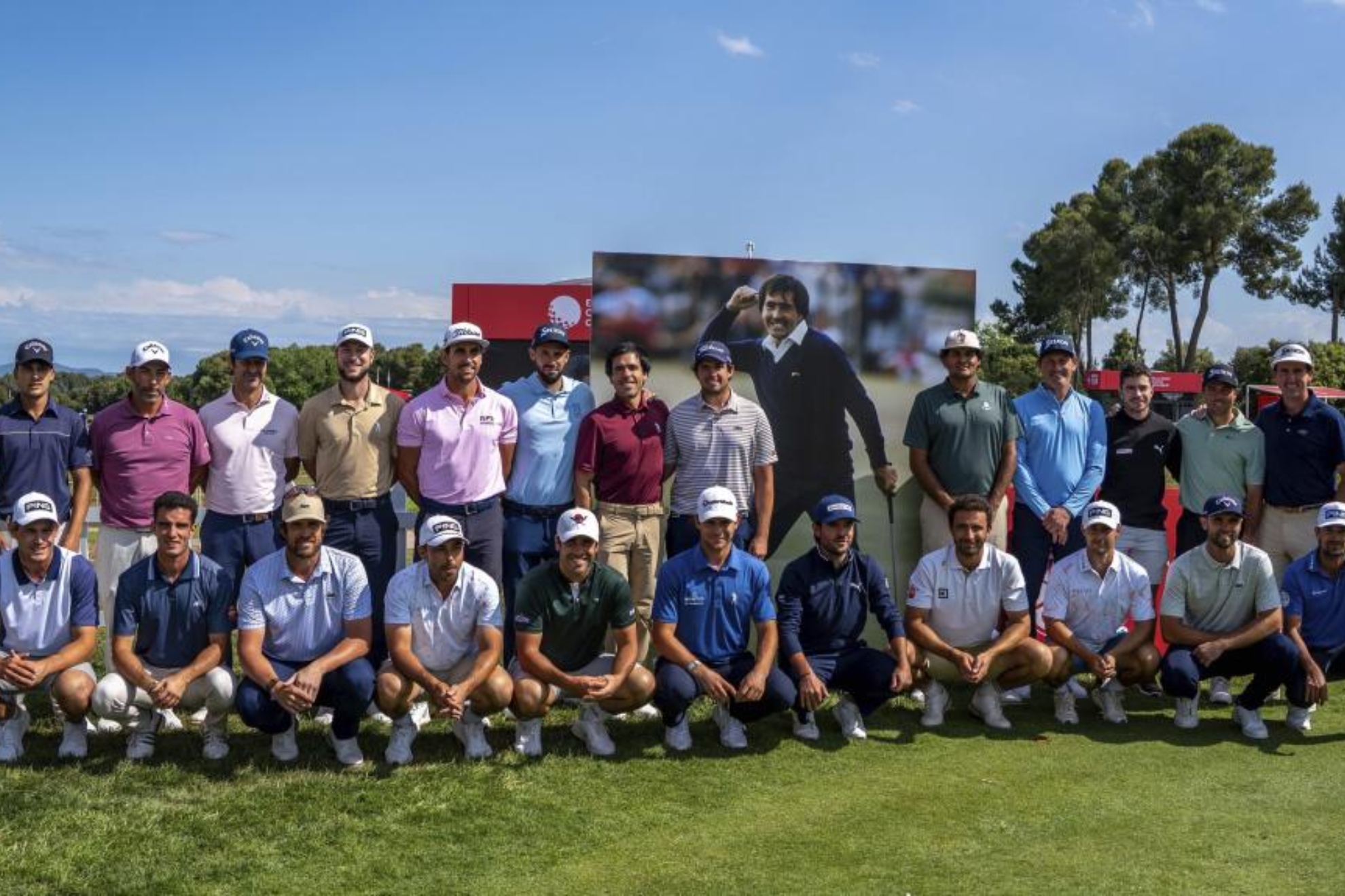Los golfistas españoles en el torneo, con Javier Ballesteros y el cartel de su padre detrás