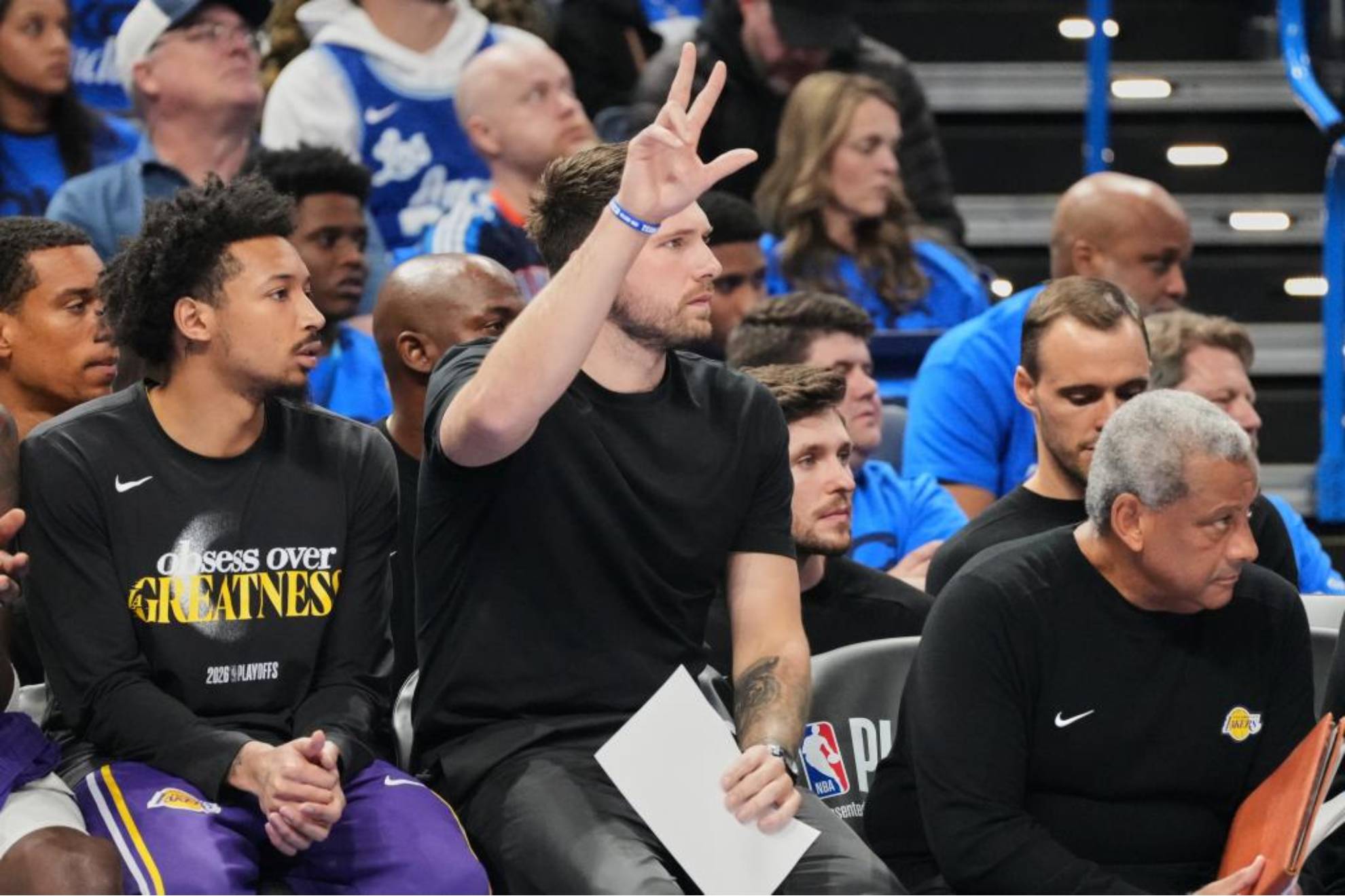 Luka Doncic, sentado en el banquillo de los Lakers durante un partido.