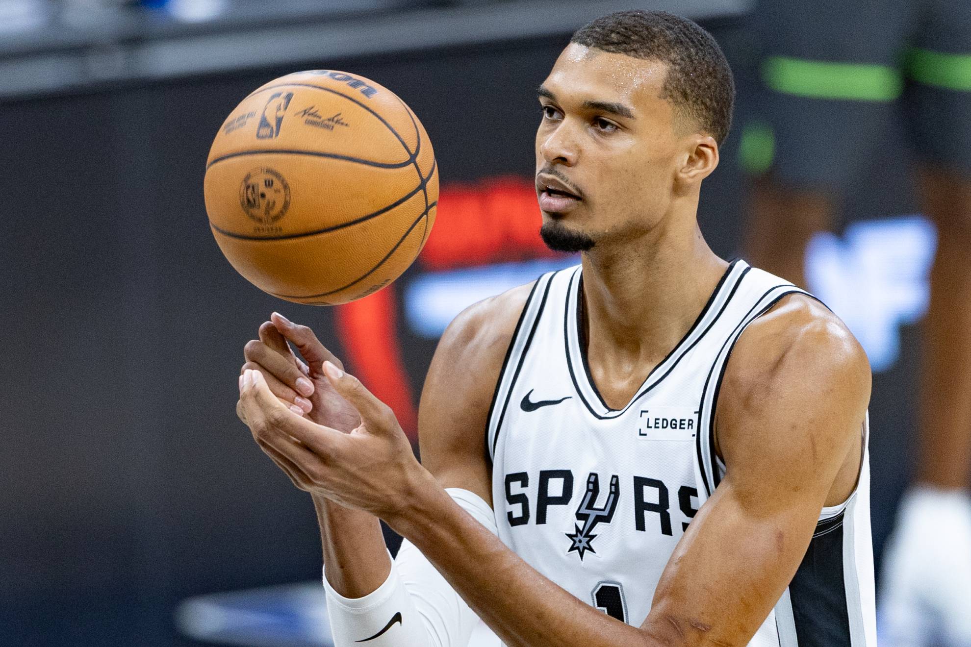 Wembanyama y los Spurs se dan un festín para igualar la serie