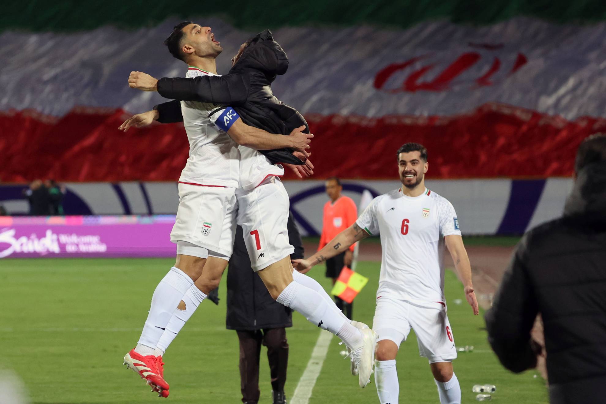Los jugadores de Irán celebran un gol.