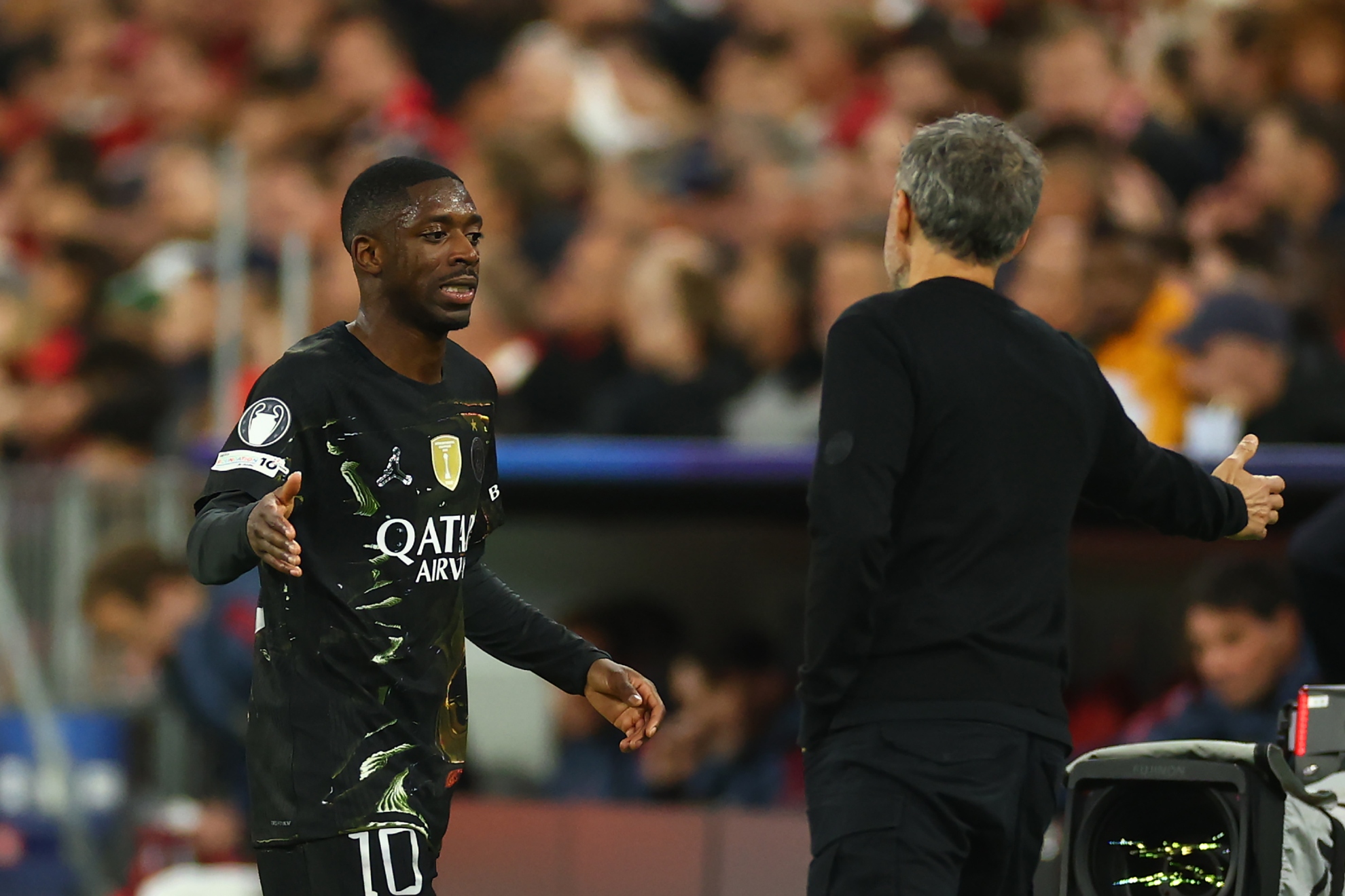 Dembélé saludando a Luis Enrique tras el cambio.