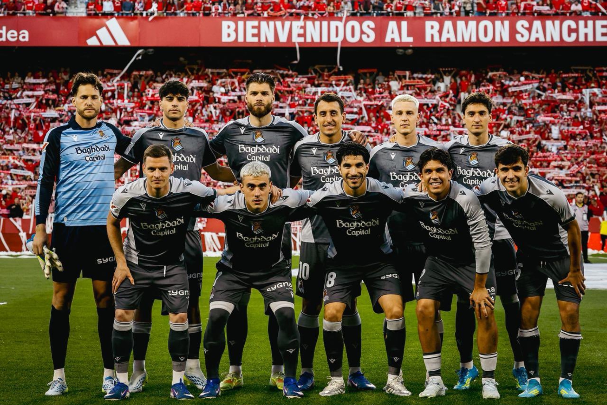 Equipo titular de la Real en el Pizjuán, con Aramburu, Sergio Gómez y Oyarzabal.
