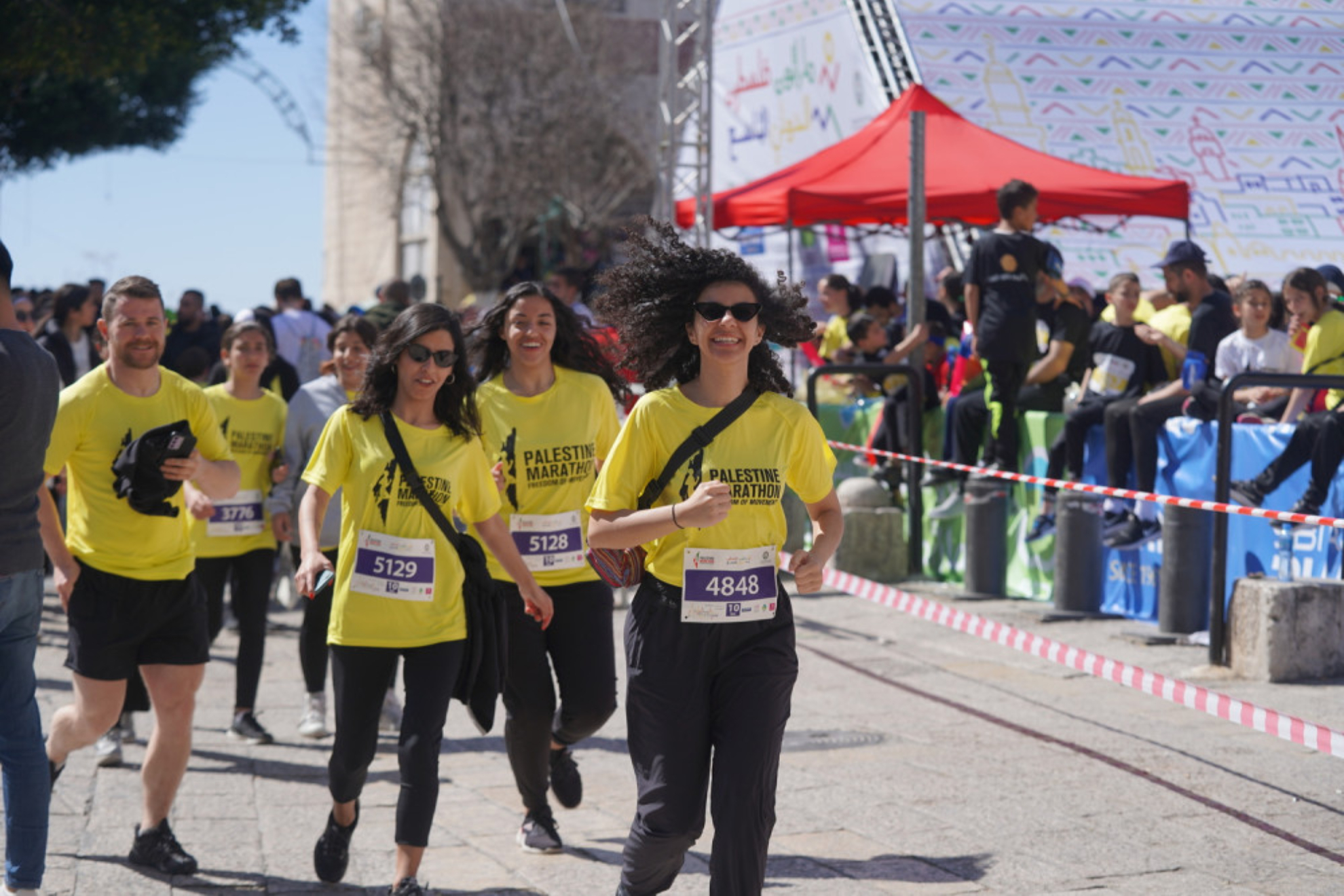 Participantes en la carrera familiar que se celebra junto al Maratón de Palestina.