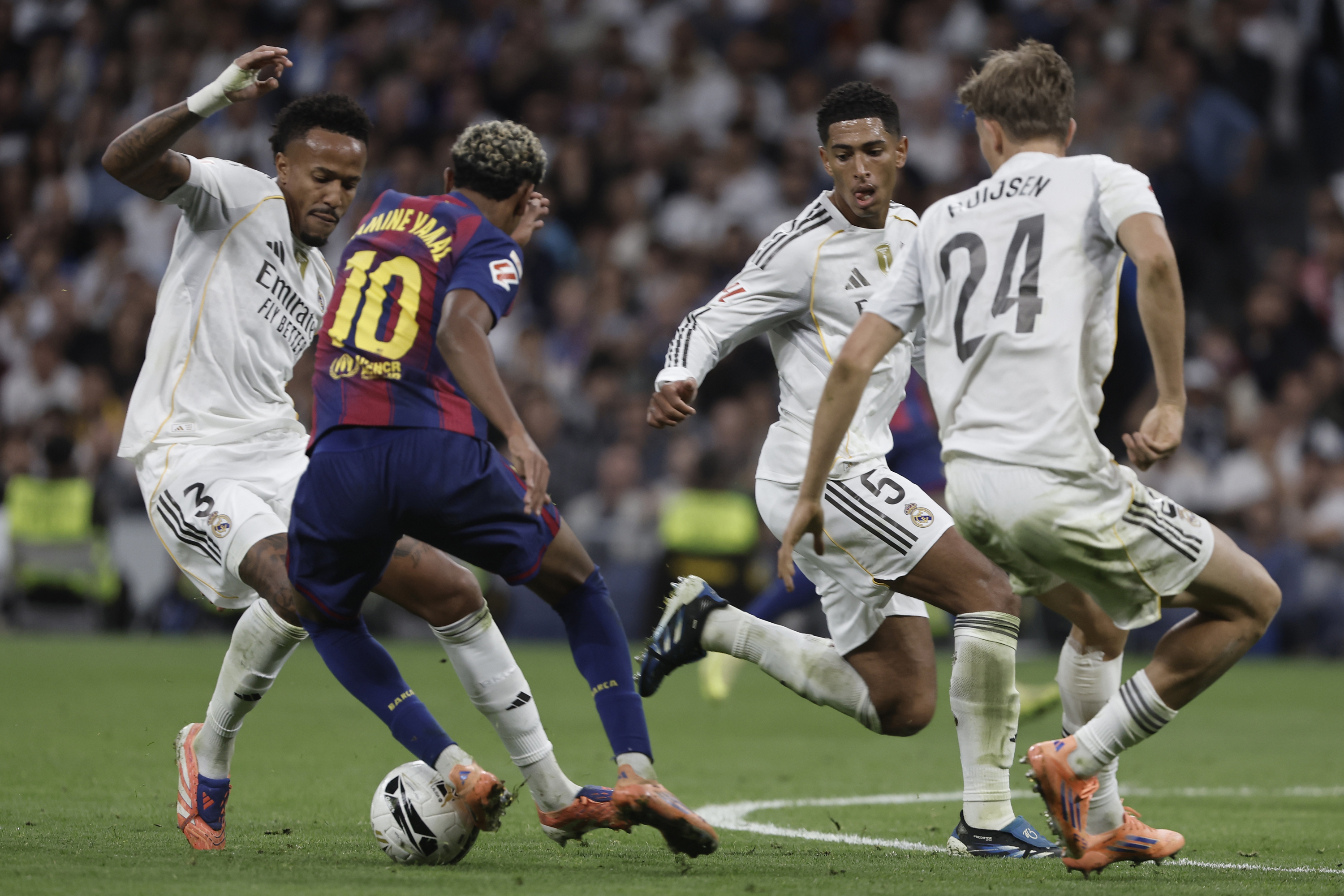 Partido de Liga Real Madrid-Barcelona de la primera vuelta en el Bernabéu.