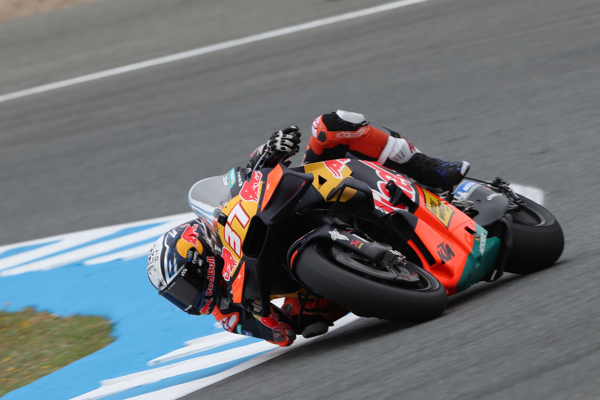 Acosta, sobre su KTM, en Jerez. RED BULL
