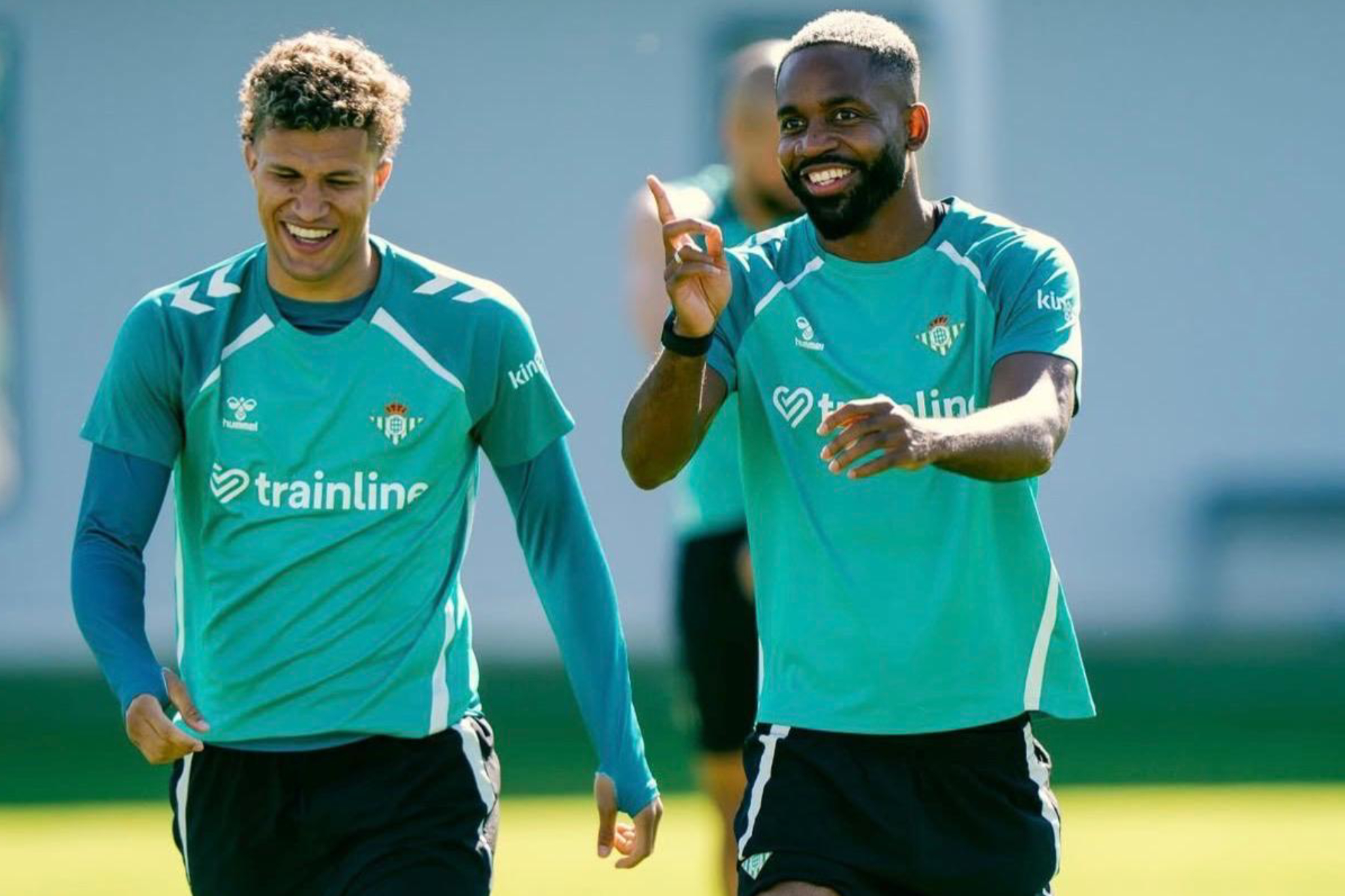 Deossa y Bakambu ríen en un entrenamiento en la ciudad deportiva verdiblanca.