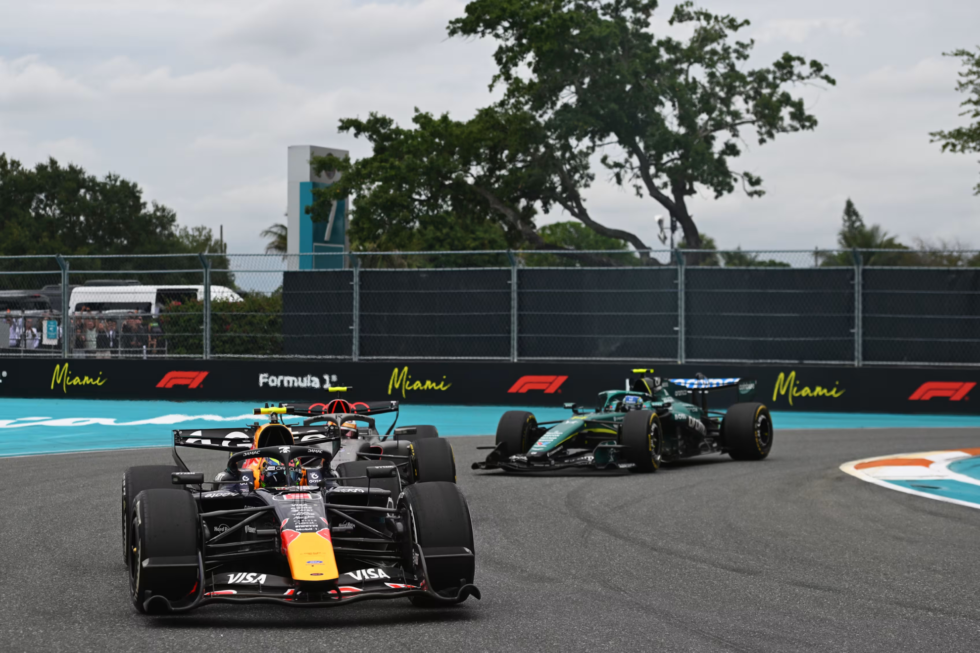 Alonso persigue un Audi y un Red Bull en Miami.