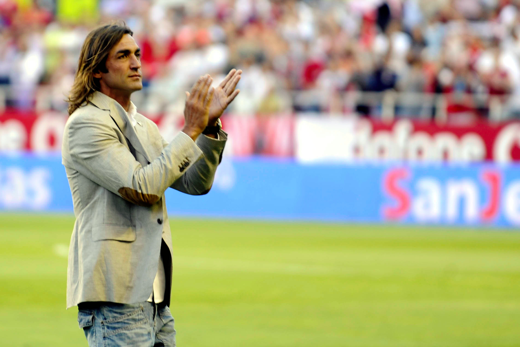 Javi Navarro recibe un homenaje en el Sánchez-Pizjuán.