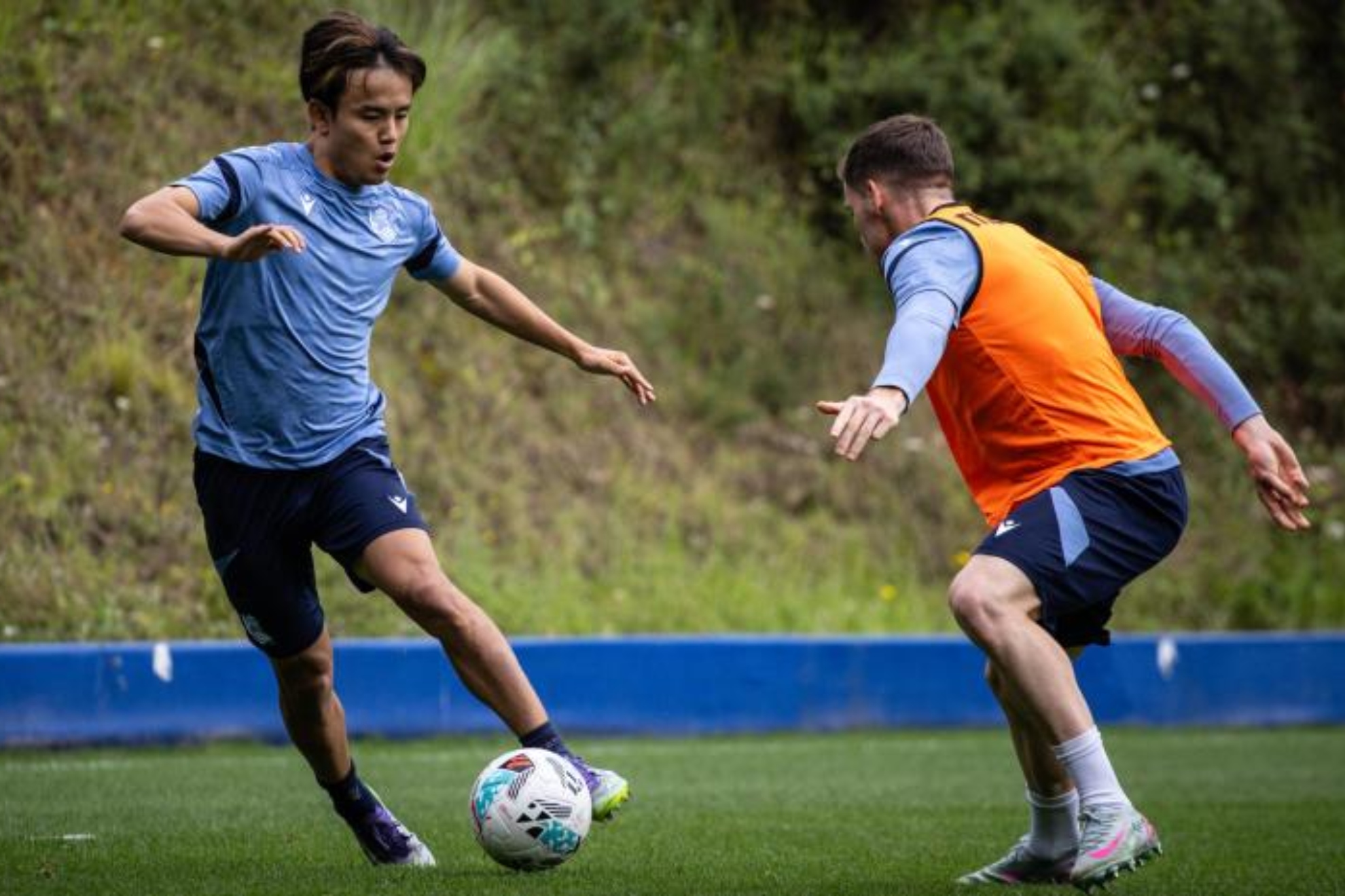 Sergio Gómez defiende a Take Kubo en una acción de un entrenamiento.