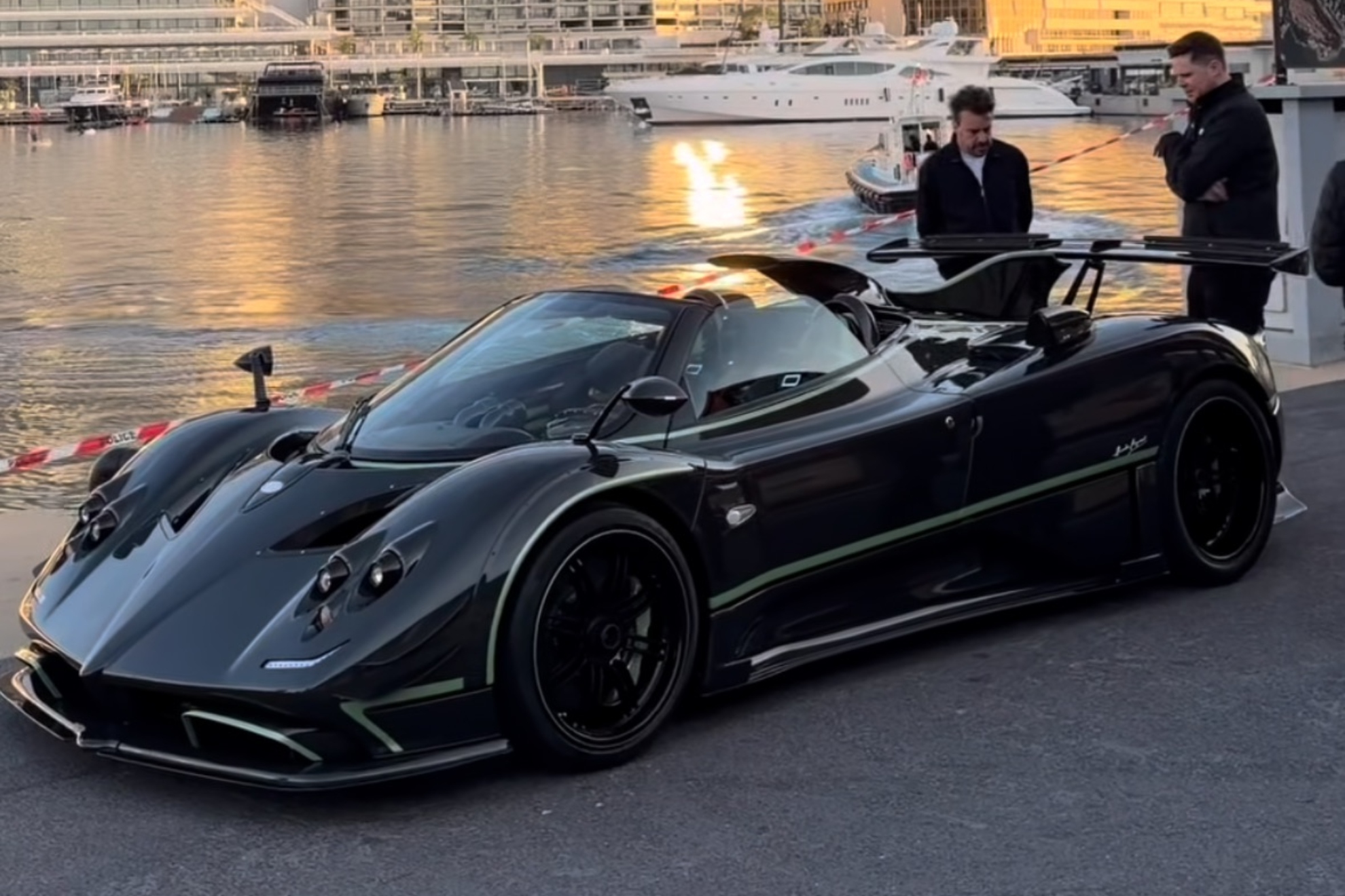 Fernando Alonso recibiendo su Pagani Zonda Diamante Verde