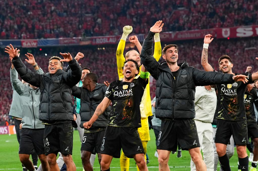 Los jugadores del París Saint-Germain festejan tras eliminar al Bayern Múnich en la semifinal de la Liga de Campeones, el miércoles 6 de mayo de 2026 (AP Foto/Martin Meissner)