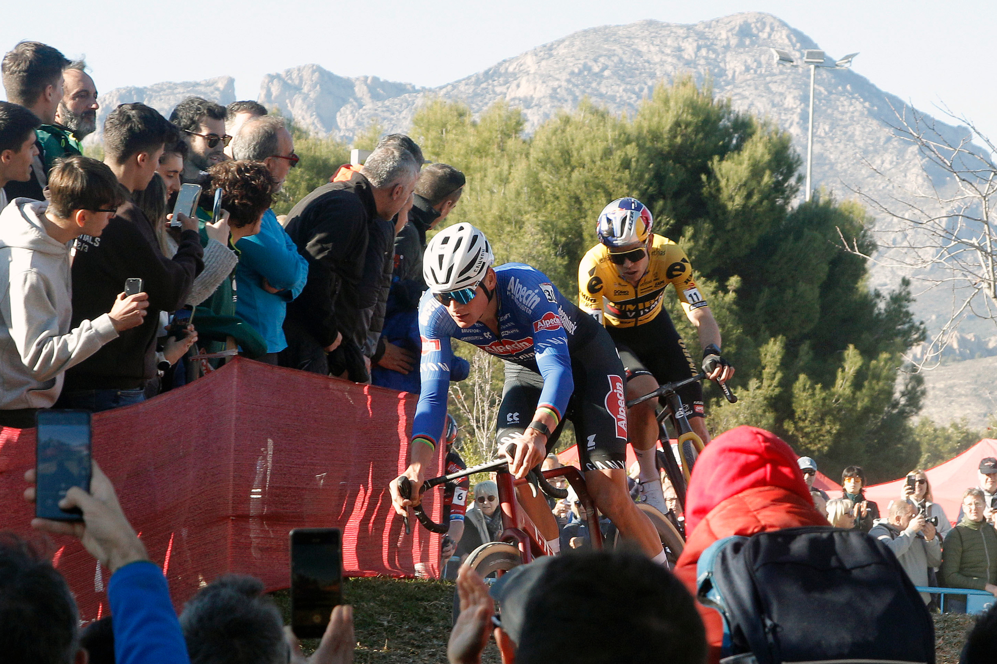 El neerlandés Mathieu Van der Poel seguido por el belga Wout Van Aert en una prueba de la Copa del Mundo de ciclocross en Benidorm.