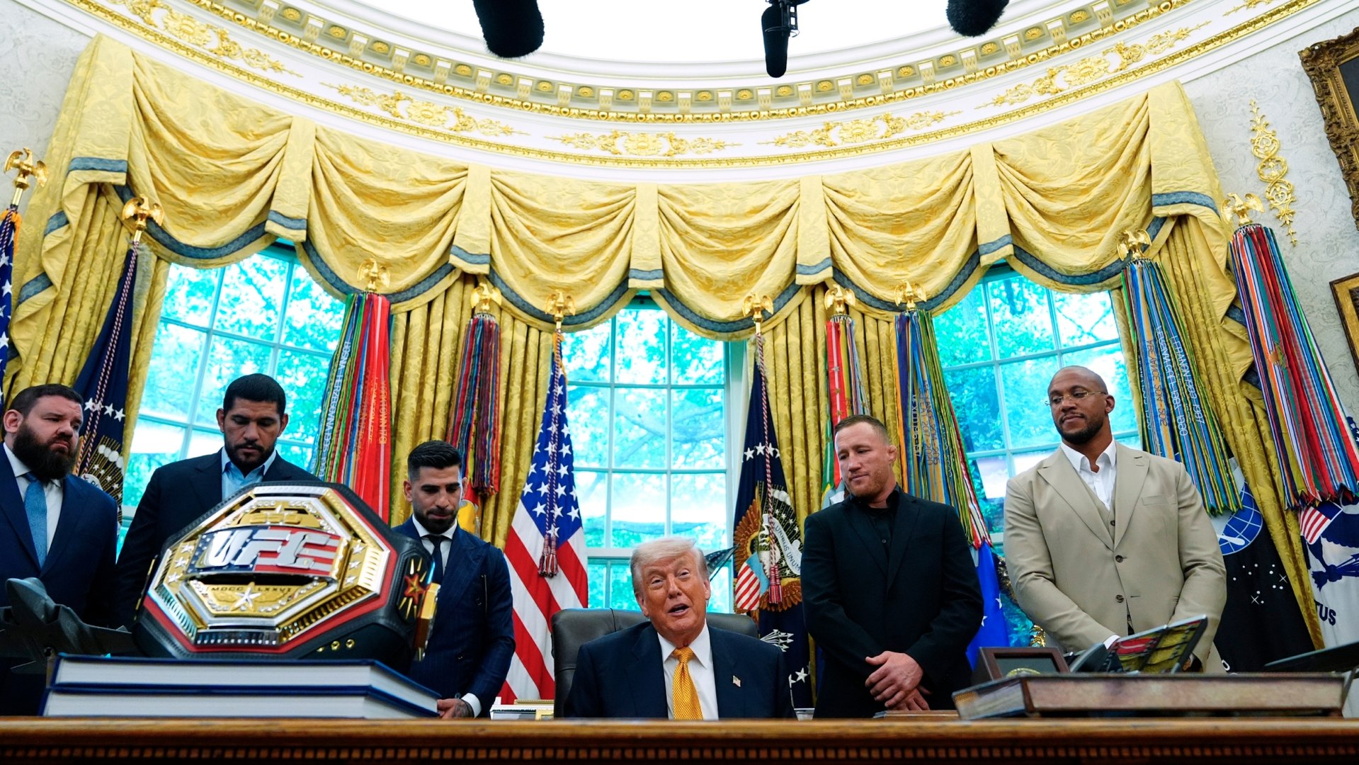Trump recibe a Ilia Topuria: "De quien dicen que no hay nadie más duro... es muy especial"