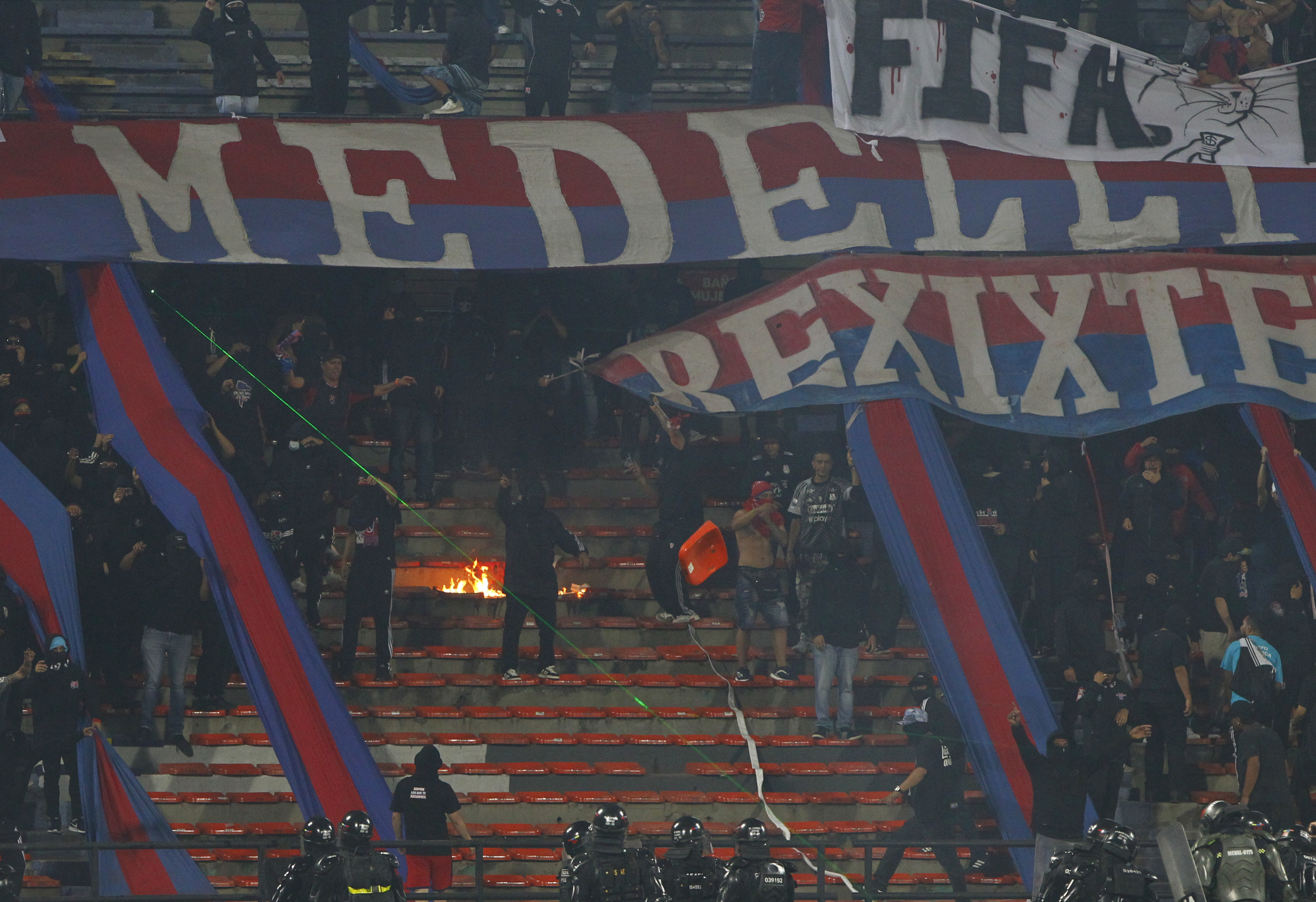 Noche de ira, fuego, violencia y vergüenza: suspendido el DIM vs Flamengo EFE