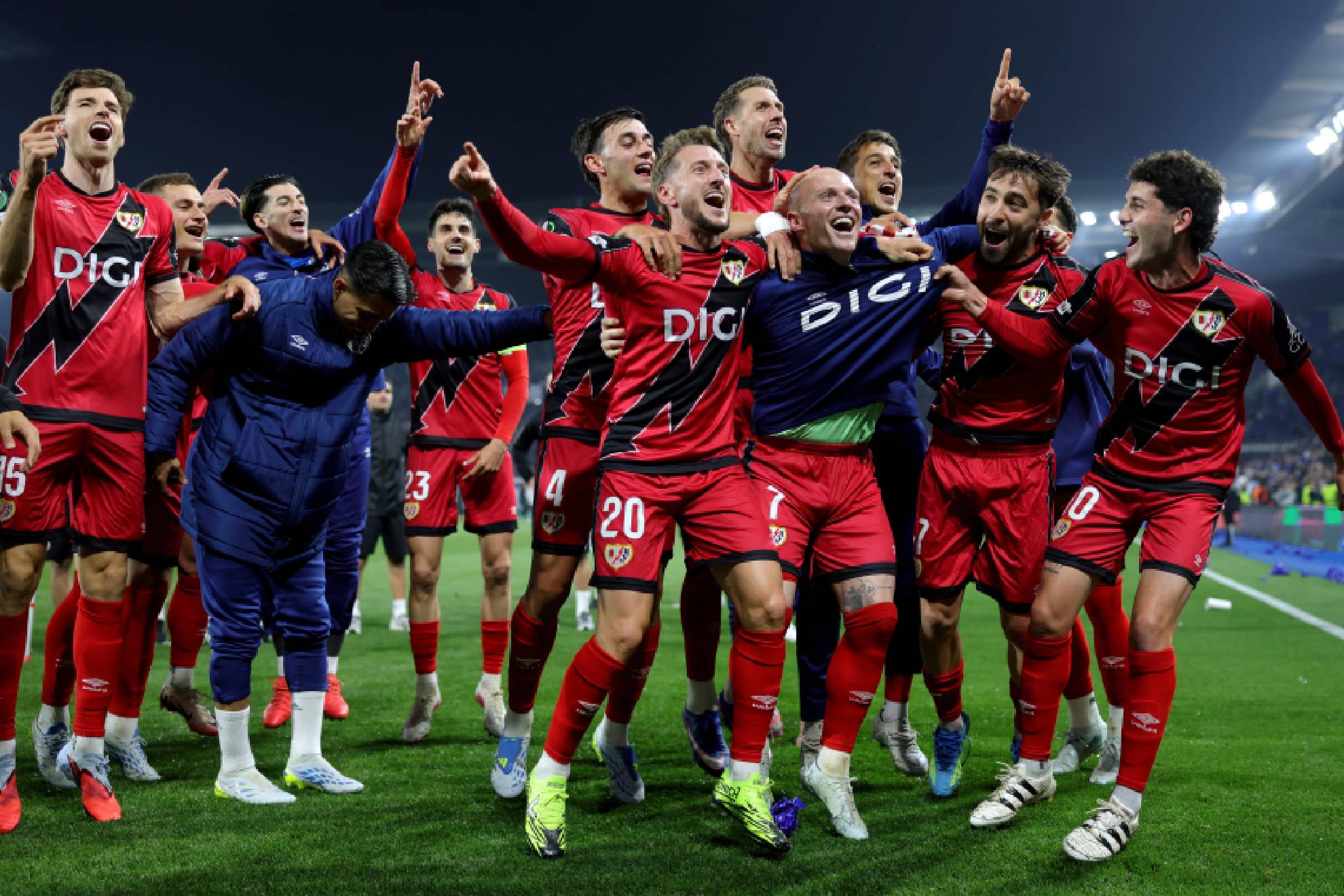 Los jugadores del Rayo celebran su pase a la final tras vencer 0-1 al Estrasburgo