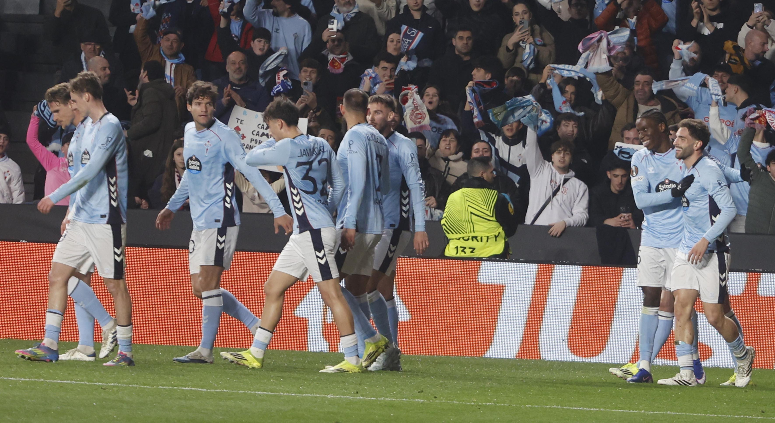 Los jugadores del Celta celebran el gol ante el Lyon