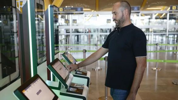 Control biométrico en el aeropuerto de Barajas. EFE