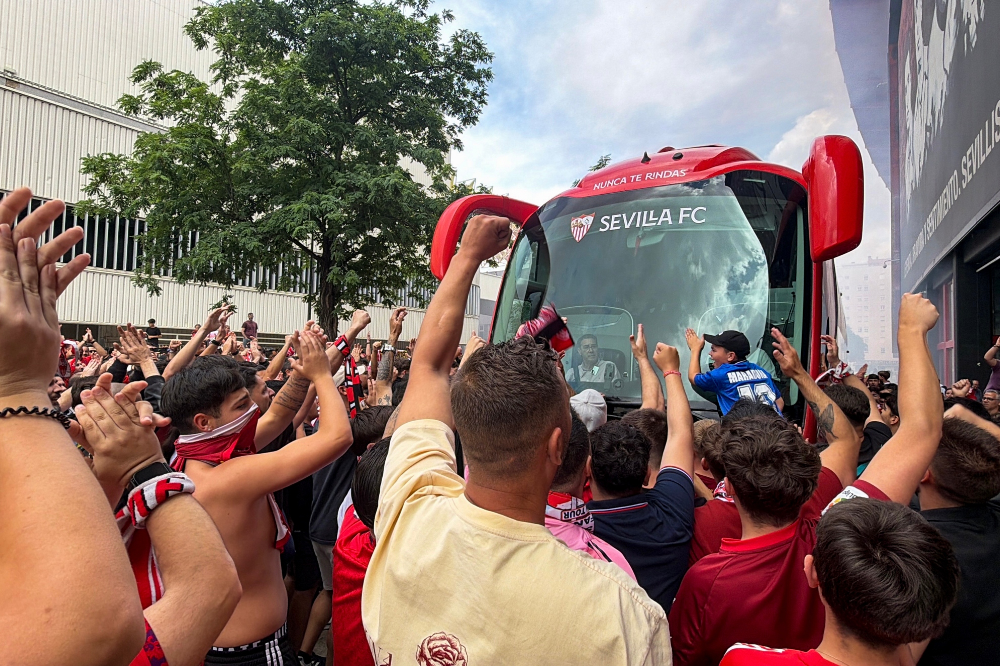 La afición del Sevilla, despidiendo al autobús del Sevilla
