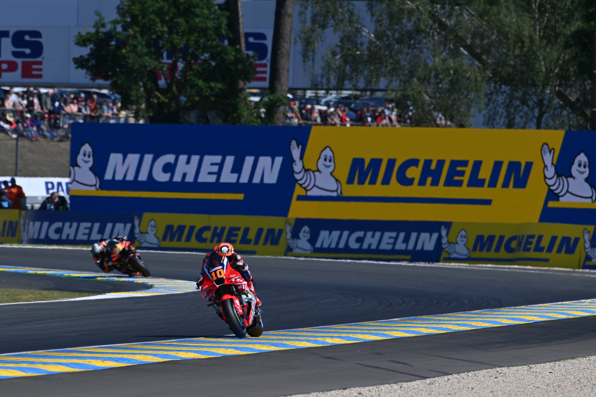 Marini, delante de Acosta, en Le Mans, hoy. MICHELIN