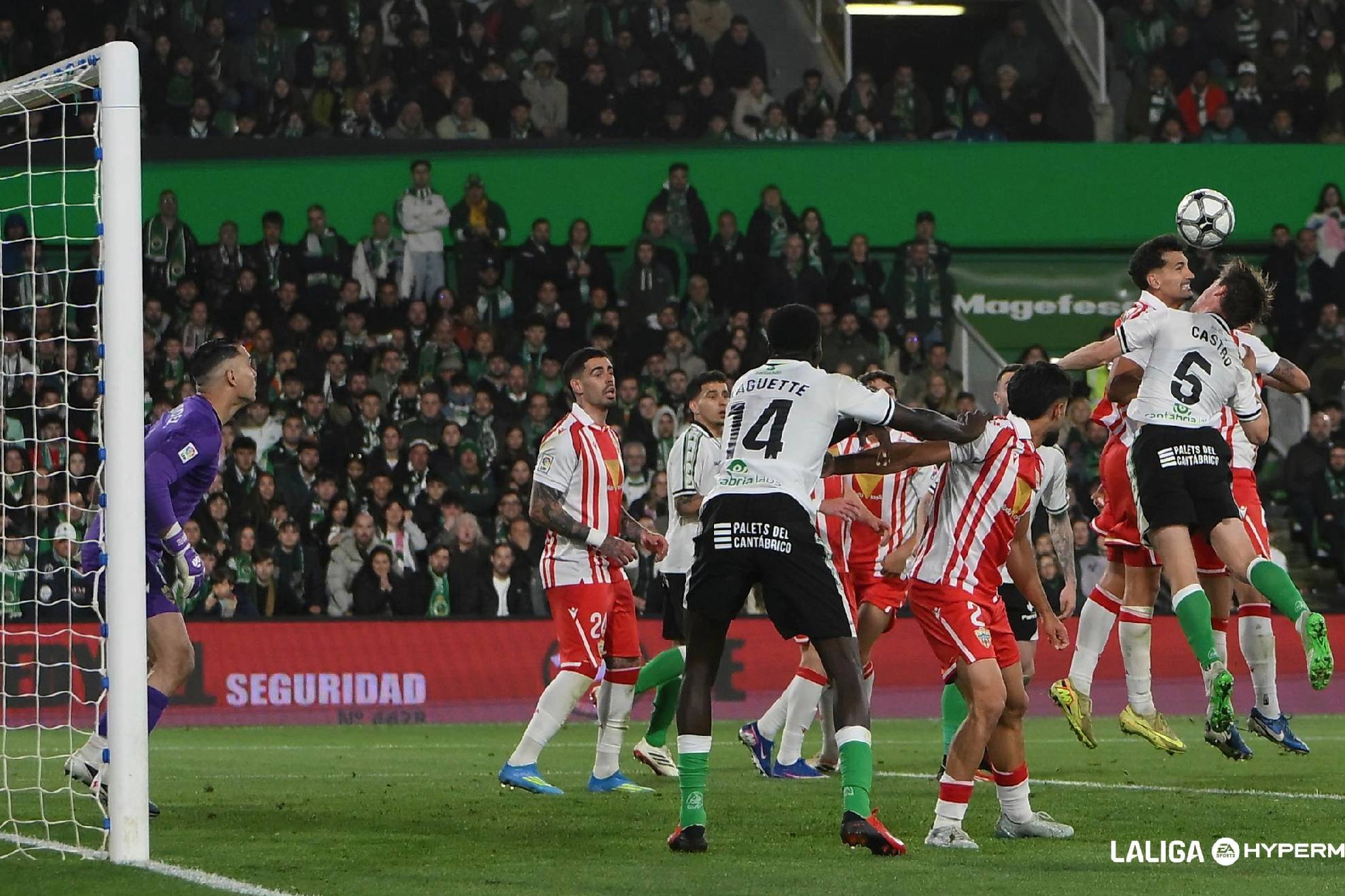 Álex Muñoz y Javi Castro disputan un balón aéreo en el Racing-Almería