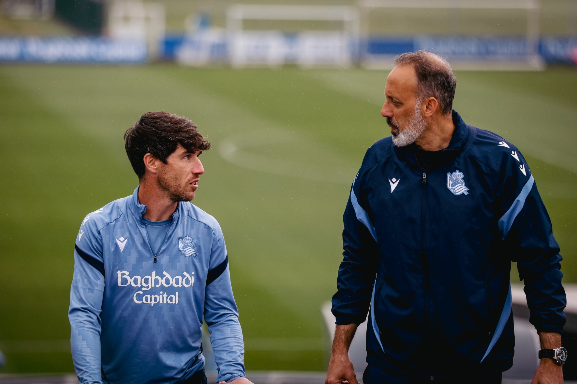 Aritz Elustondo y Pellegrino Matarazzo hablan de camino a un entrenamiento.