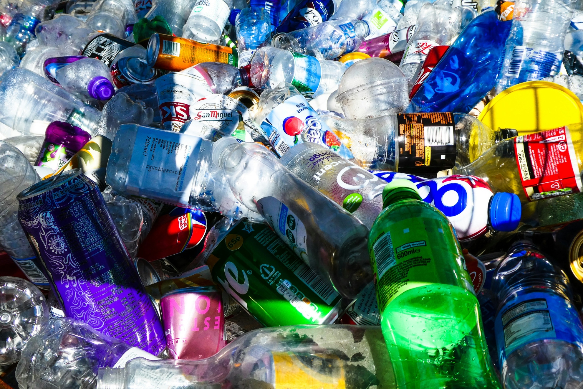 Imagen de recurso de múltiples productos envasados con plástico.