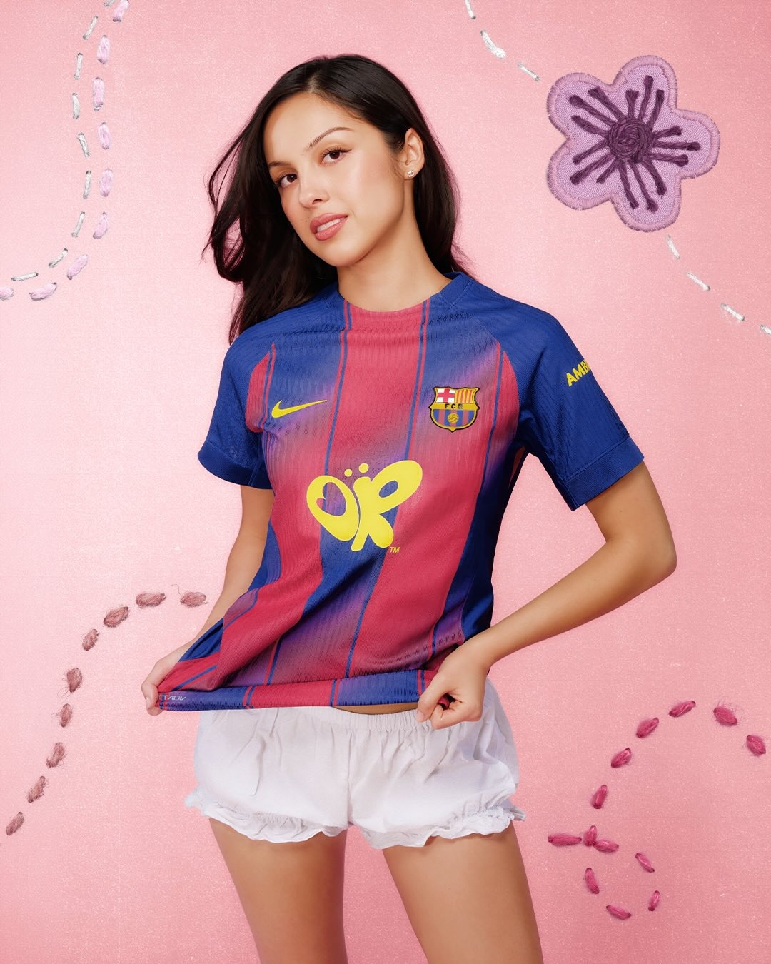 Olivia Rodrigo posa con la camiseta que usará el Barça en El Clásico.