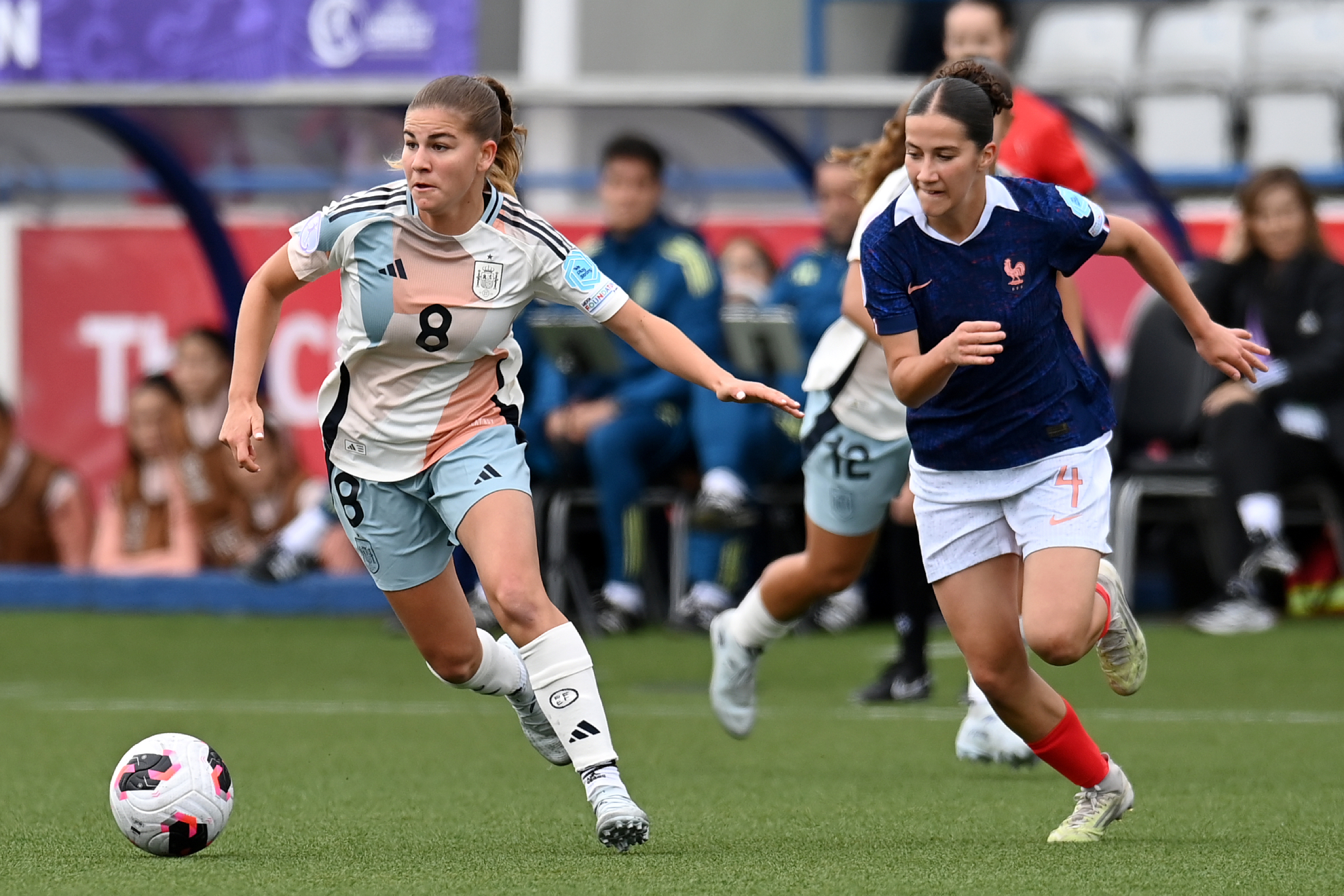 Laia Cabetas puja por un balón con Noelie Chovin en el Europeo Sub'17.