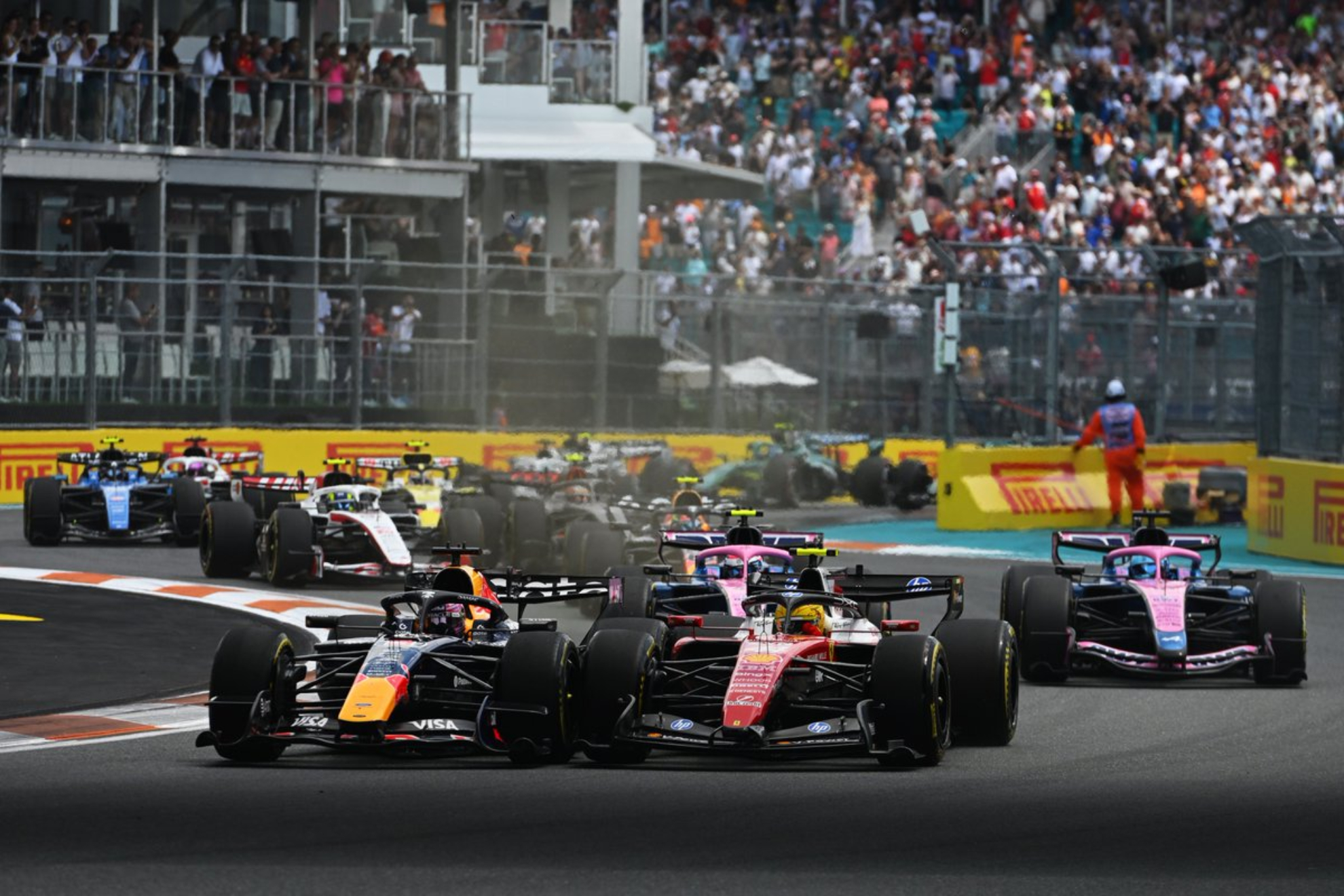 Max Verstappen y Lewis Hamilton, luchando, en la salida del GP de Miami.