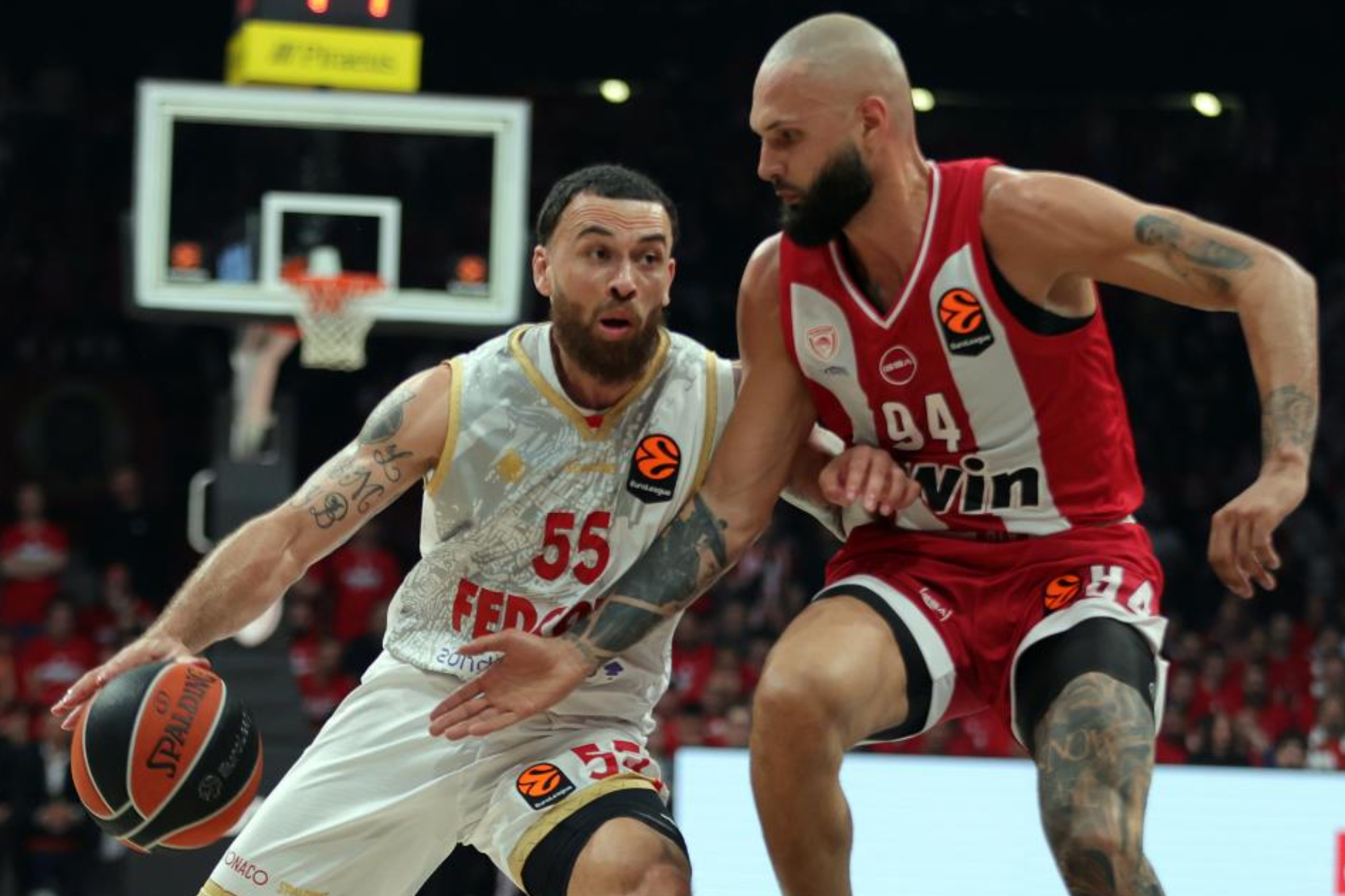 Evan Fournier en acción ante Mike James durante los Playoffs de cuartos de la Euroliga.