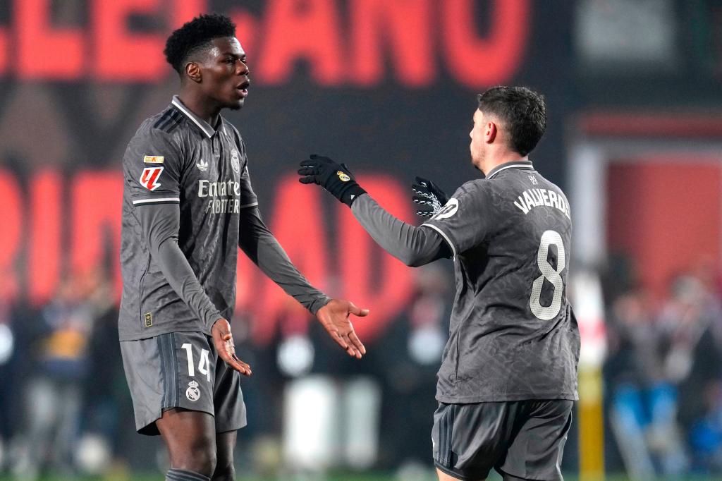 ARCHIVO - Federico Valverde (derecha) y Aurelien Tchouameni del Real Madrid celebran un gol en el partido contra Rayo Vallecano en la Liga de España, el sábado 14 de diciembre de 2024. (AP Foto/Manu Fernández)