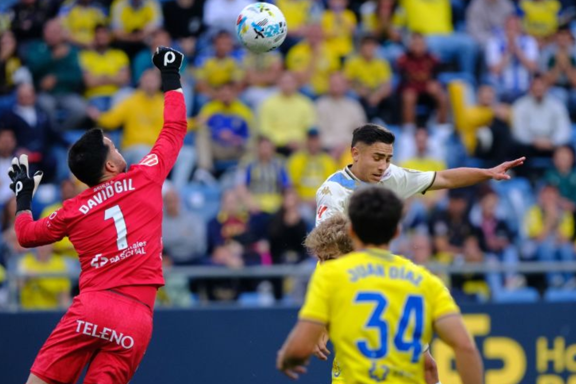 David Gil despeja el balón tras un cabezazo de Yereamy.