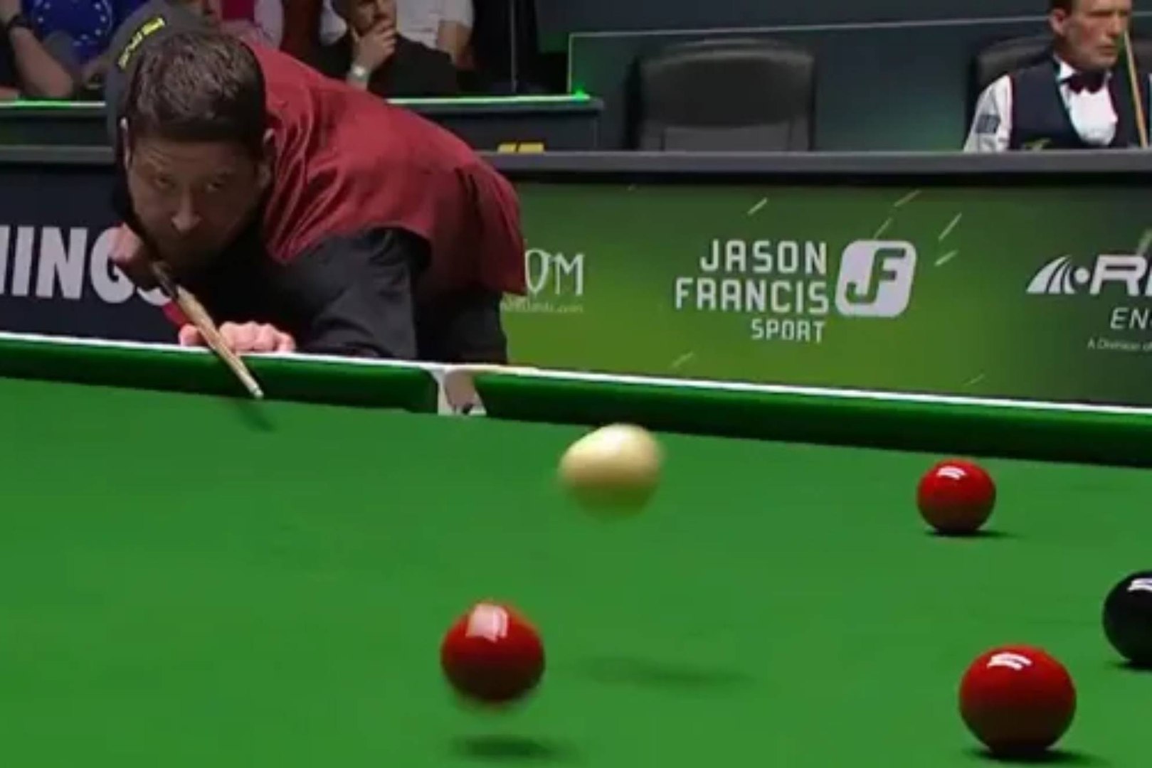 Un fallo en la mesa dos provocó la suspensión del enfrentamiento entre Matthew Stevens y Dominic Dale en el World Senior Snooker Championships.