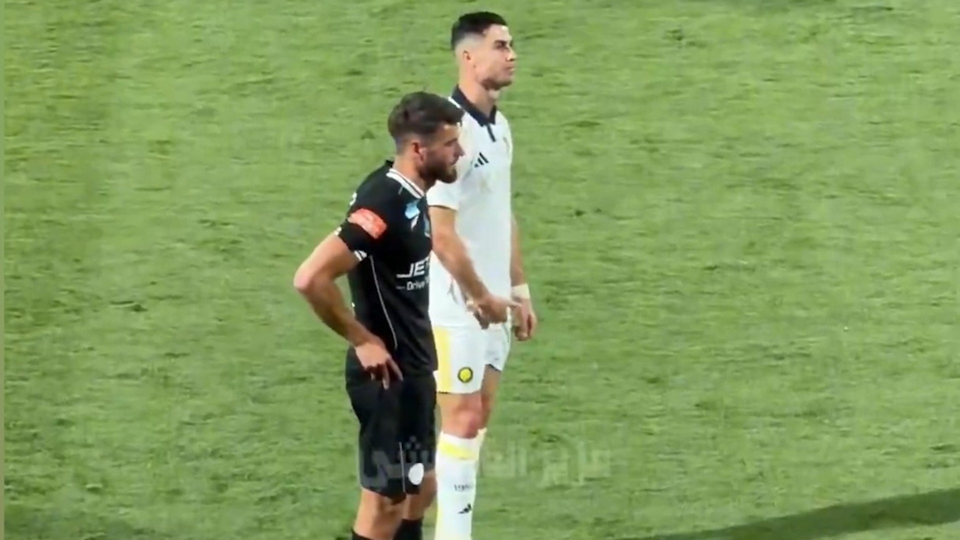 El jugador portugués fue increpado por la grada de su último rival
