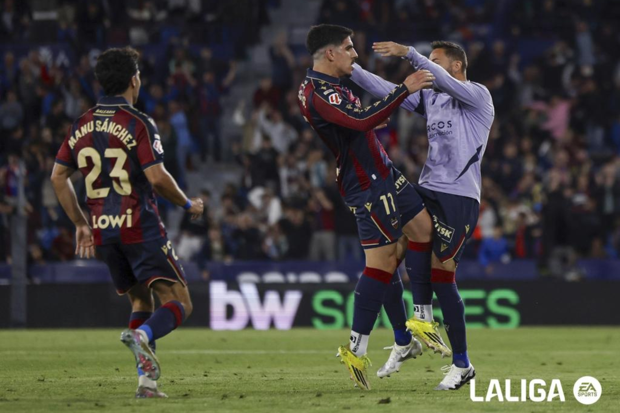 Víctor celebra con Morales uno de sus goles