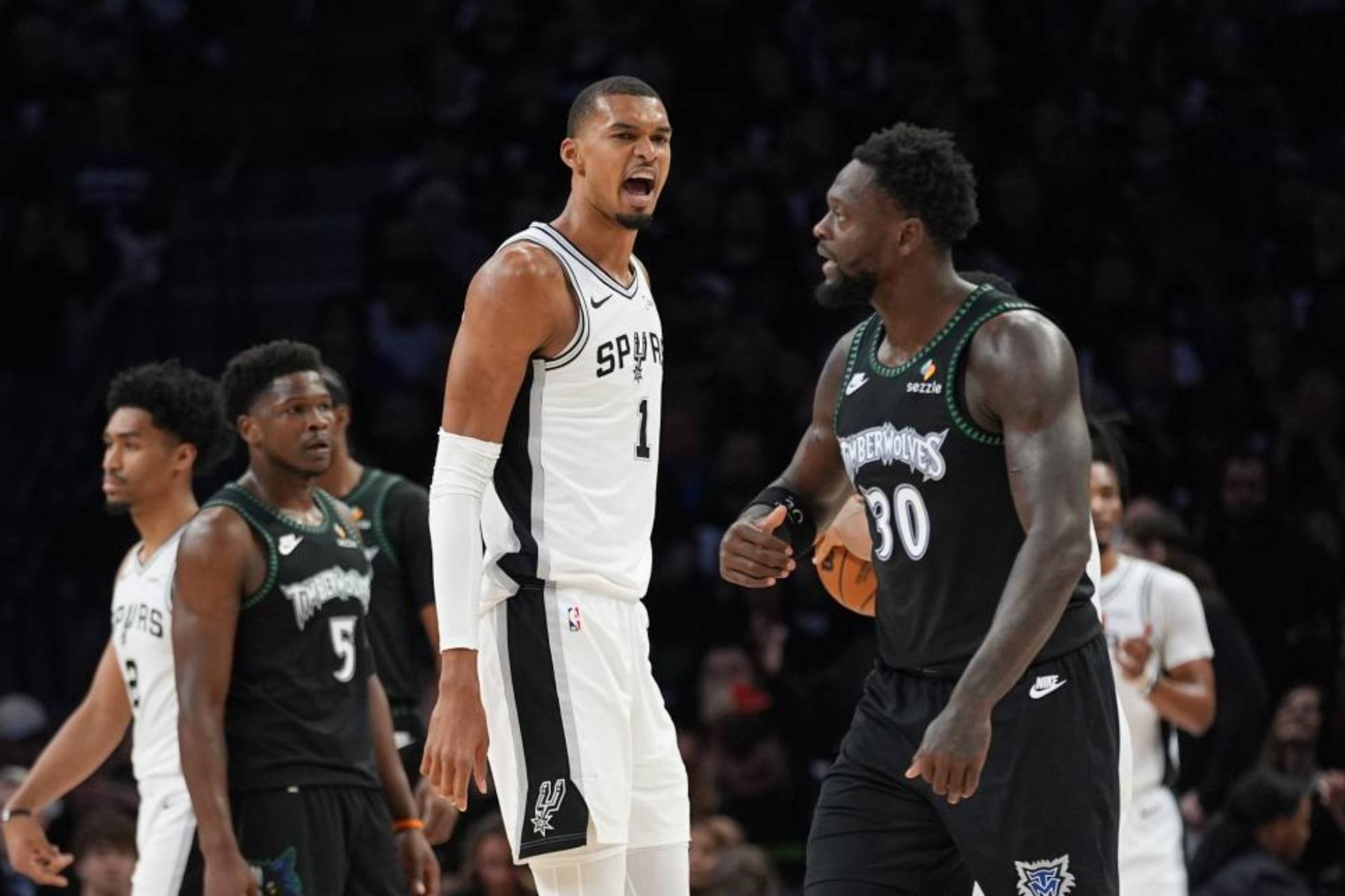 Victor Wembanyama celebra una acción en la cara de Julius Randle.