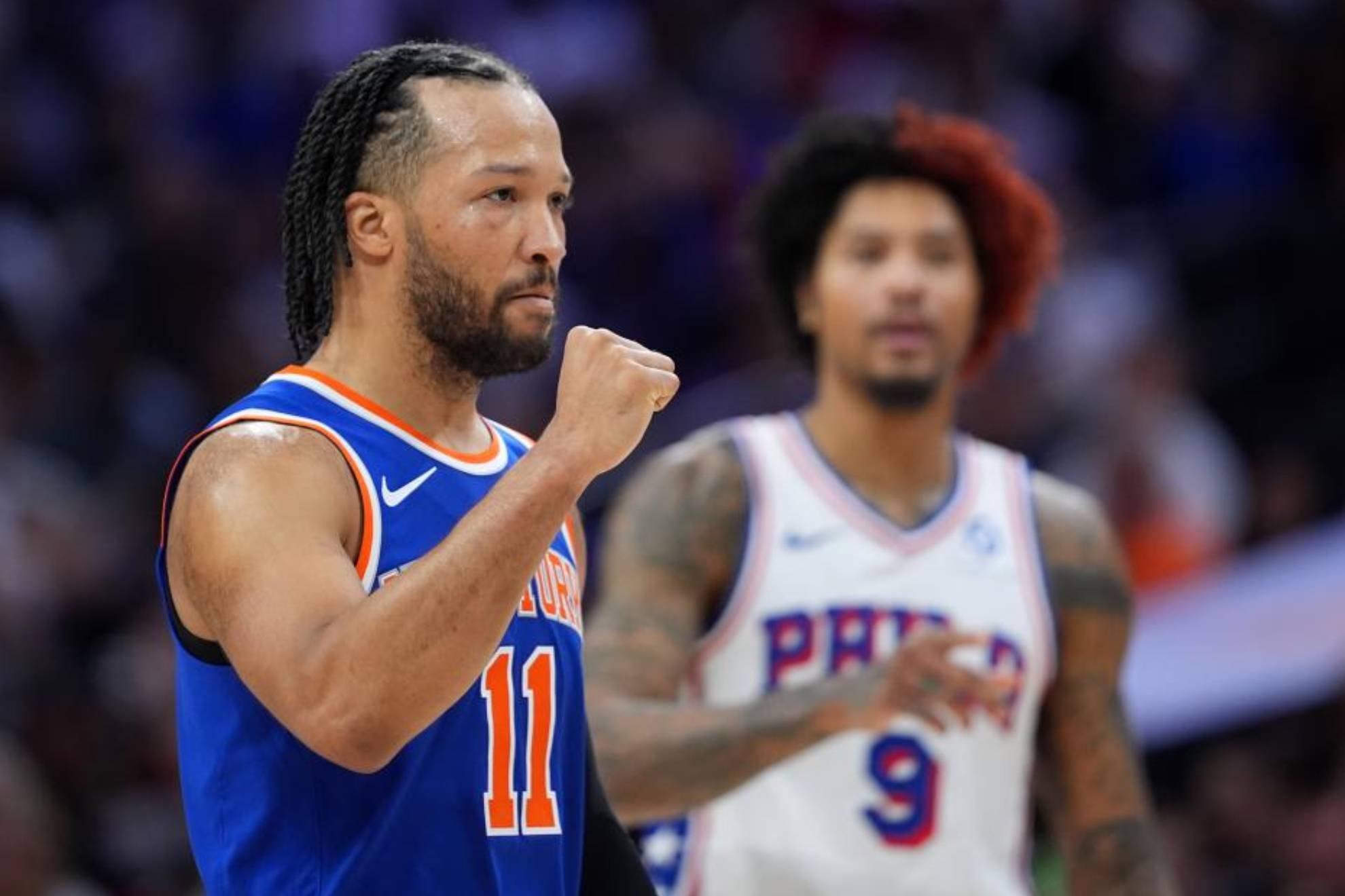Jalen Brunson aprieta el puño durante el encuentro.