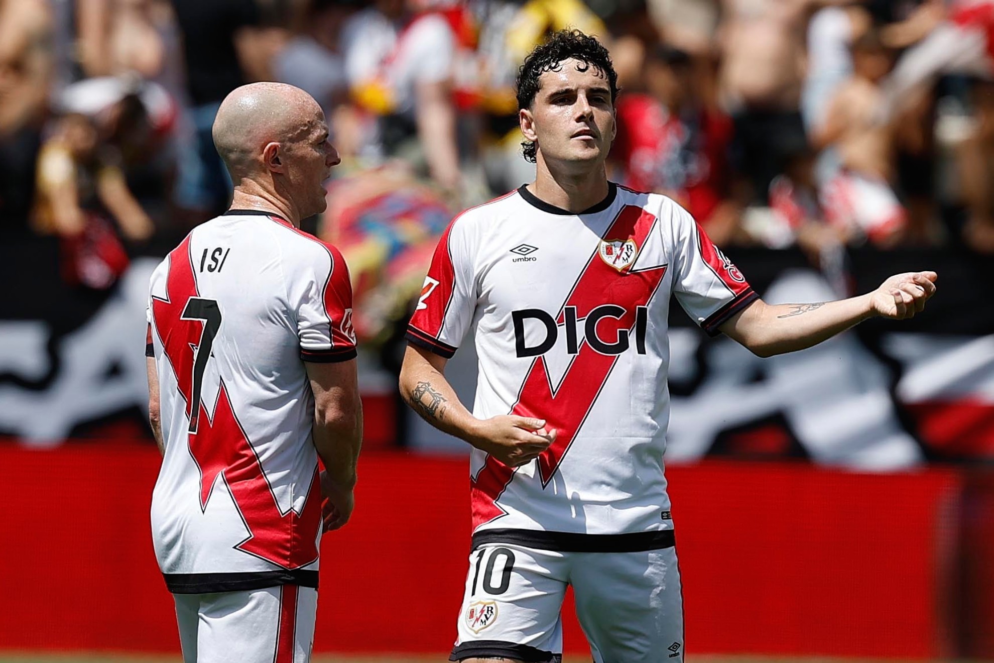 Sergio Camello e Isi, celebrando un gol.