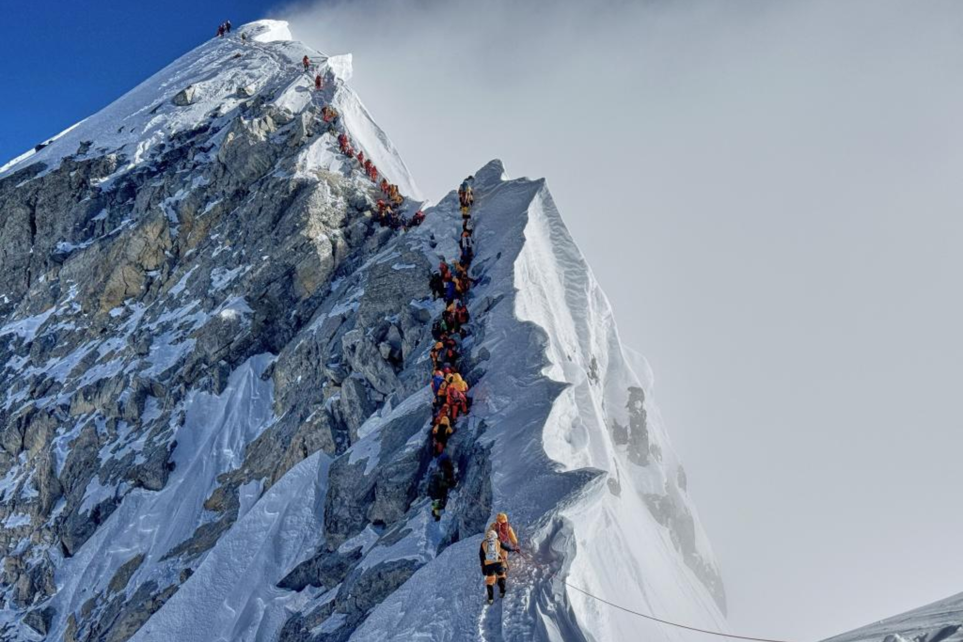 Una fila de alpinistas, cerca de la cumbre del Everest en 2025.